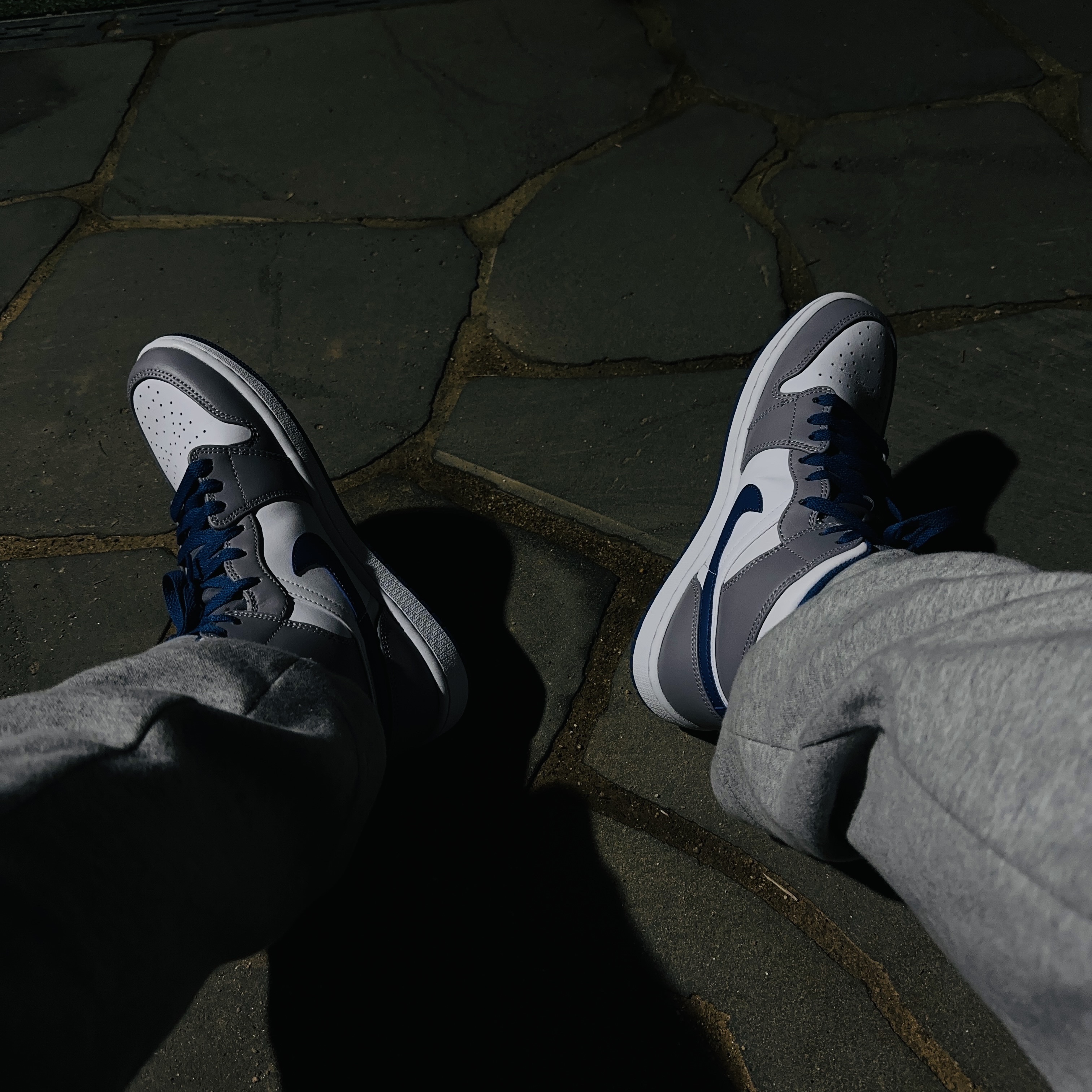 Jordan 1 Mid Cement Grey True Blue 착용 스타일