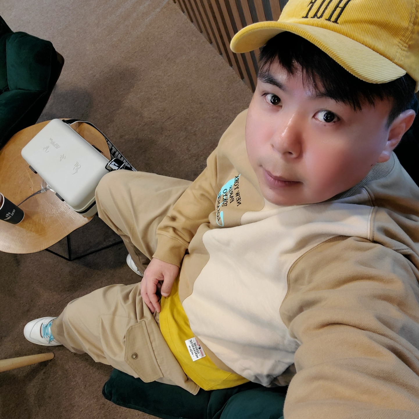 Off-White x Amore Pacific Protection Box (Without Cosmetics), New Balance 550 Sea Salt Yellow - 2E Wide 착용 스타일 - 1