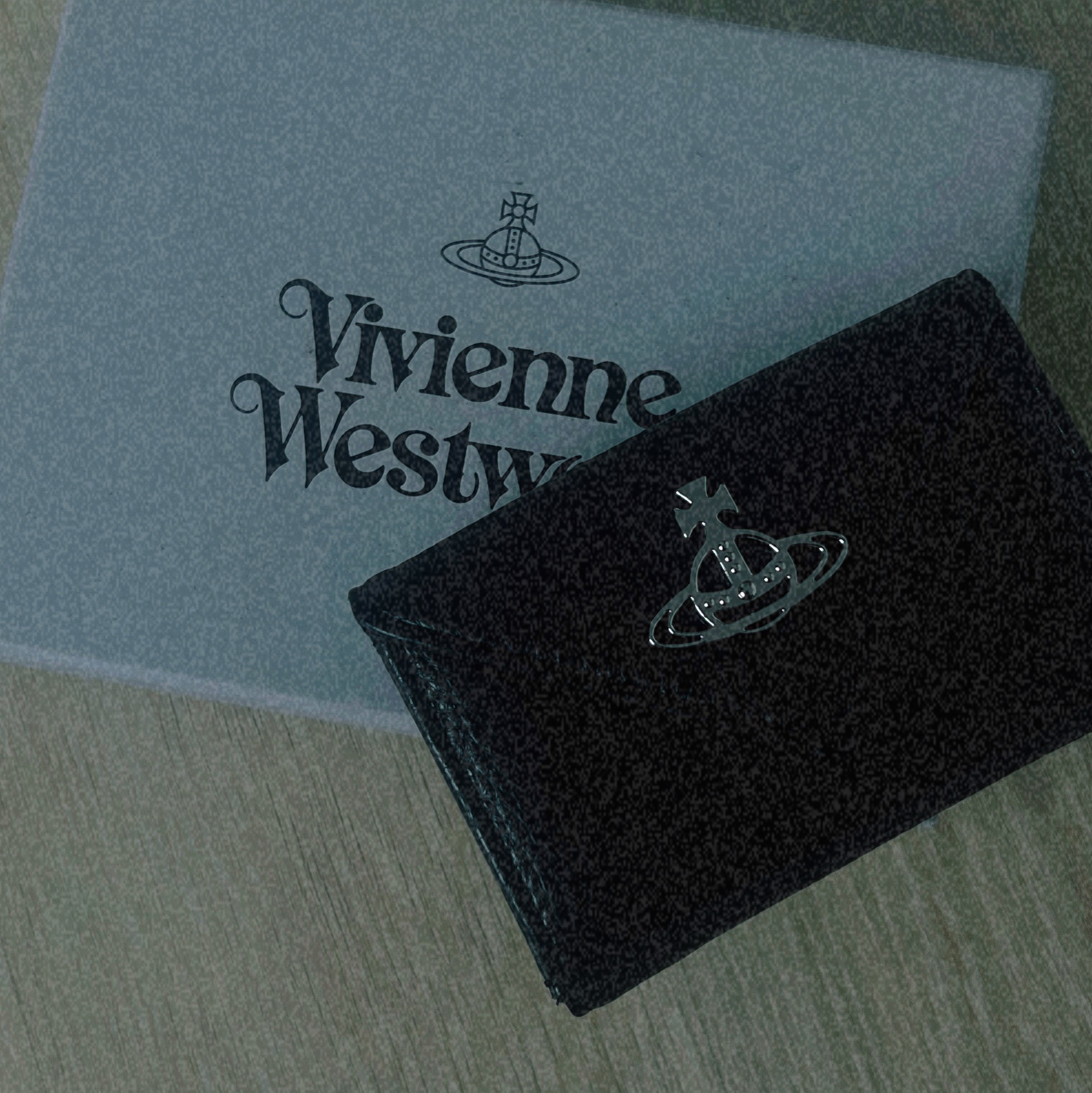 Vivienne Westwood Re-Vegan Grain Envelope Bill Fold with Pocket Black 착용 스타일