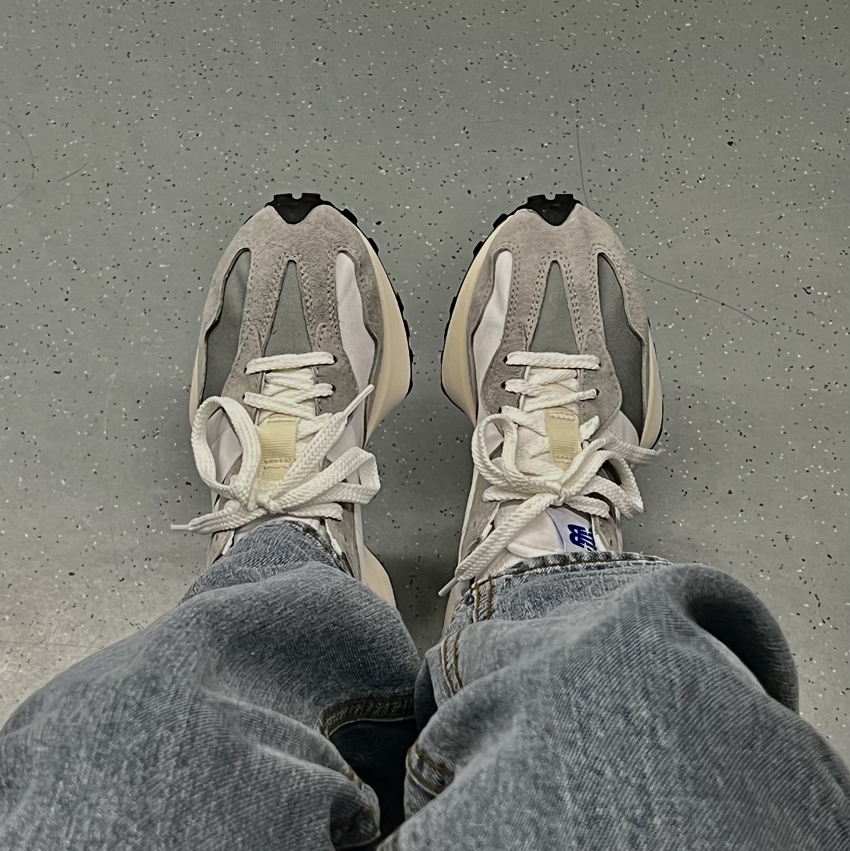 New Balance 327 Grey 착용 스타일