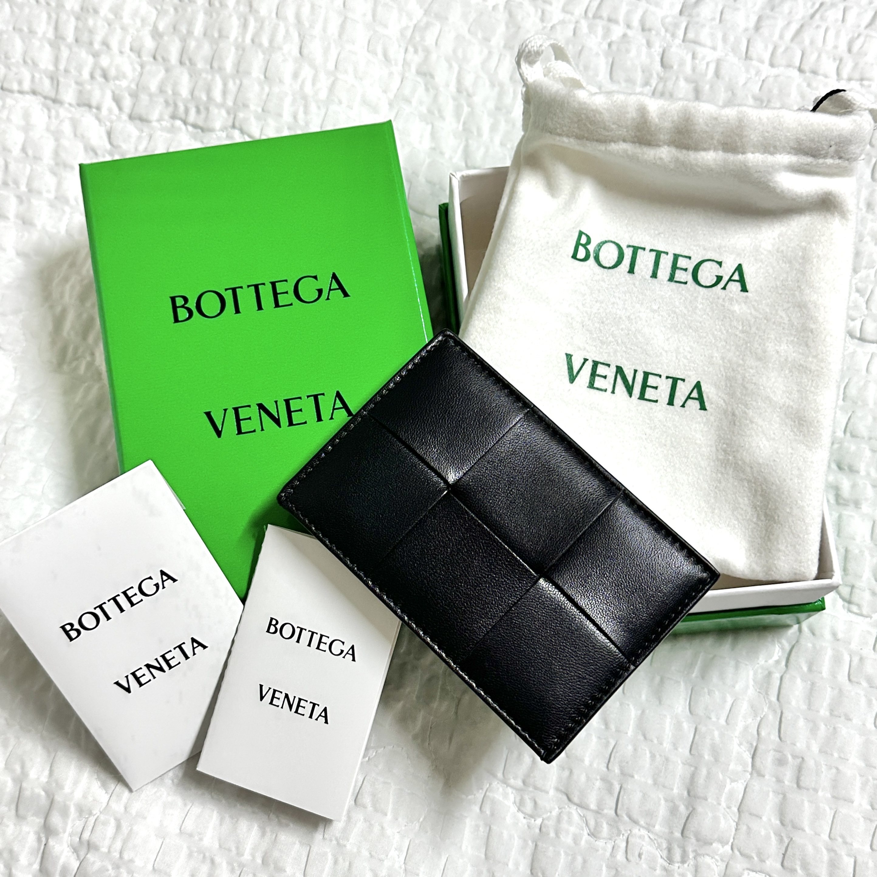 Bottega Veneta Credit Card Case Lambskin & Calfskin Black 착용 스타일