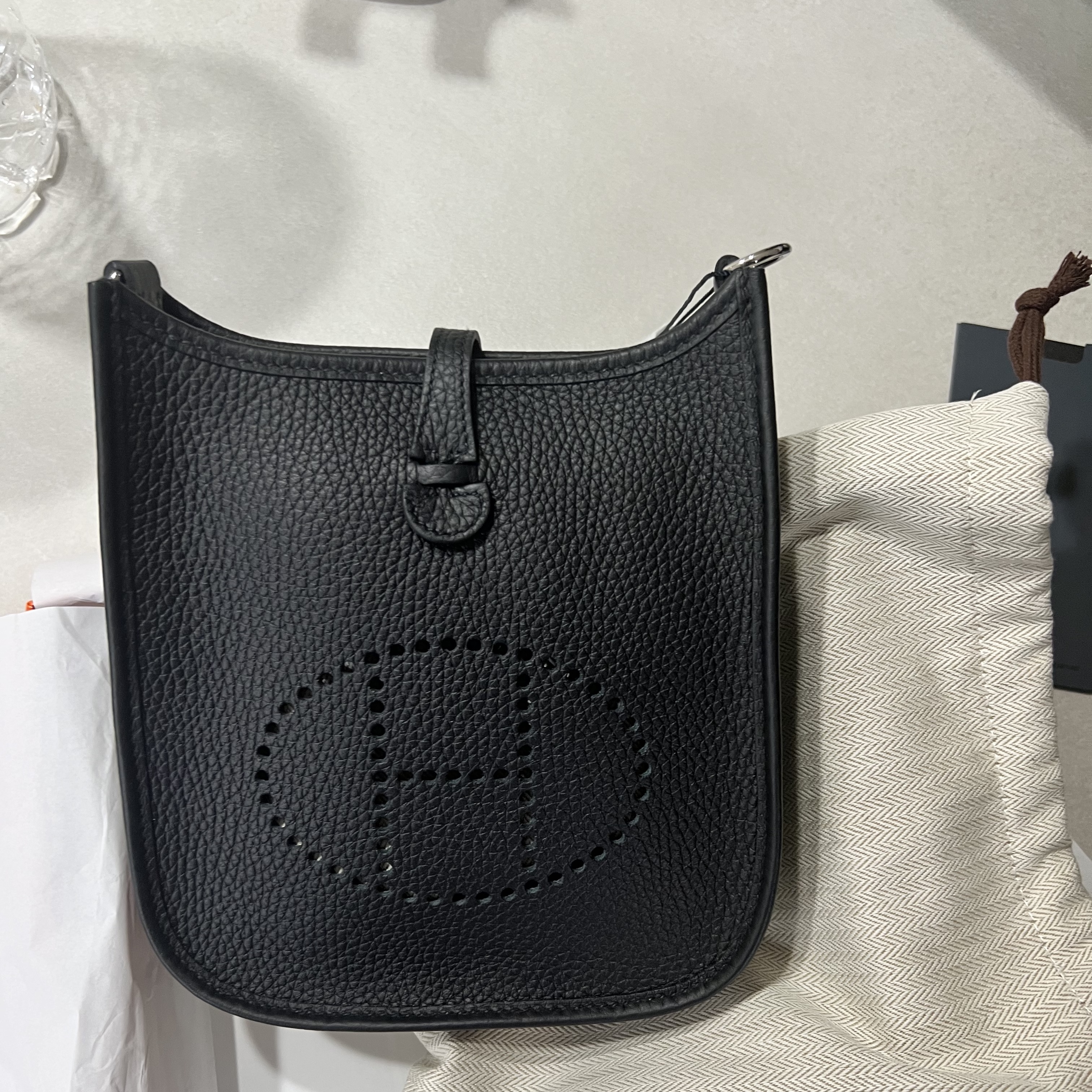 Hermes Evelyne 16 Amazone Bag Clemence & Palladium Noir, Hermes Evelyne 16 Amazone Bag Clemence & Gold Noir 착용 스타일 - 2
