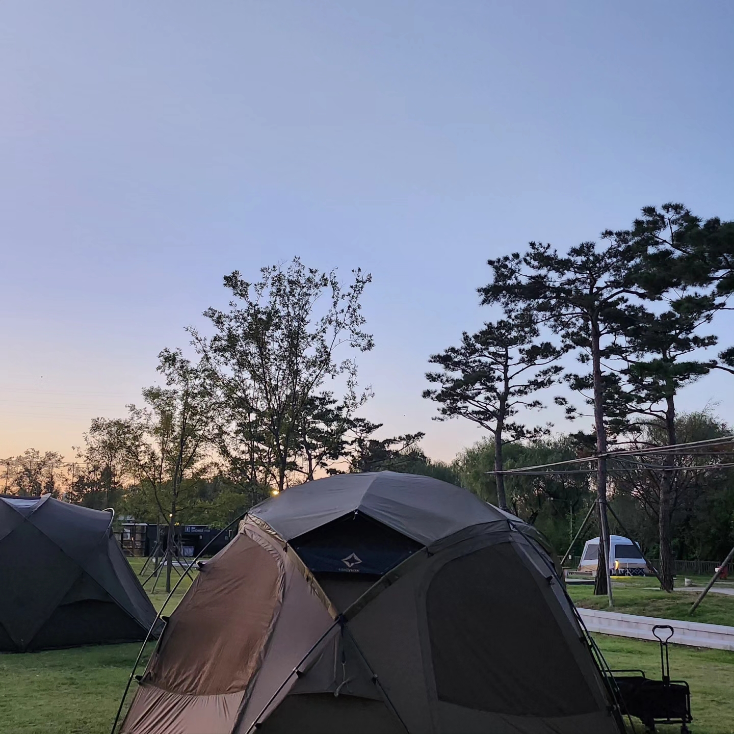 Helinox Tactical Nona Dome 4.0 Coyote Tan 착용 스타일 - 2