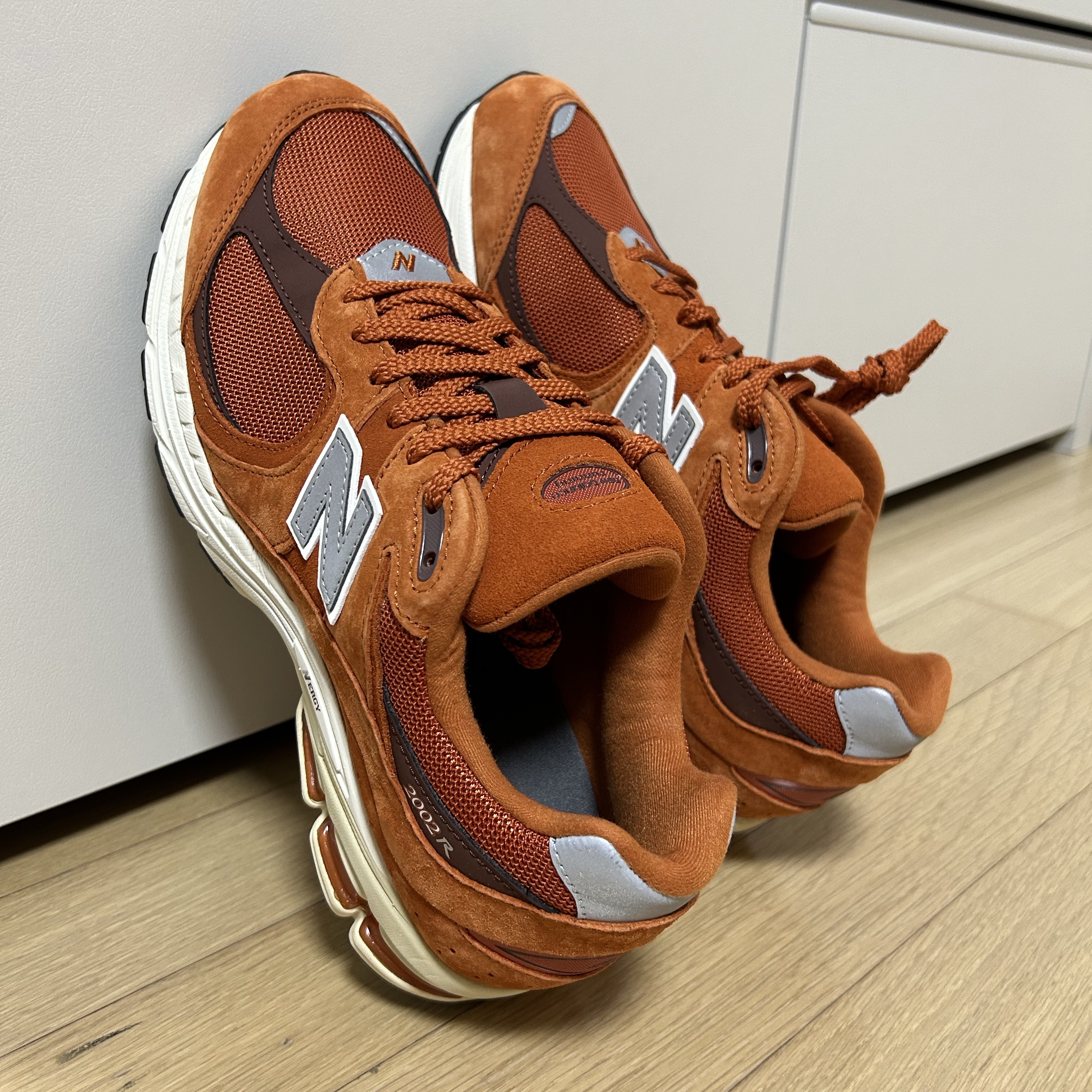 New Balance 2002R Rust Oxide 착용 스타일 - 2