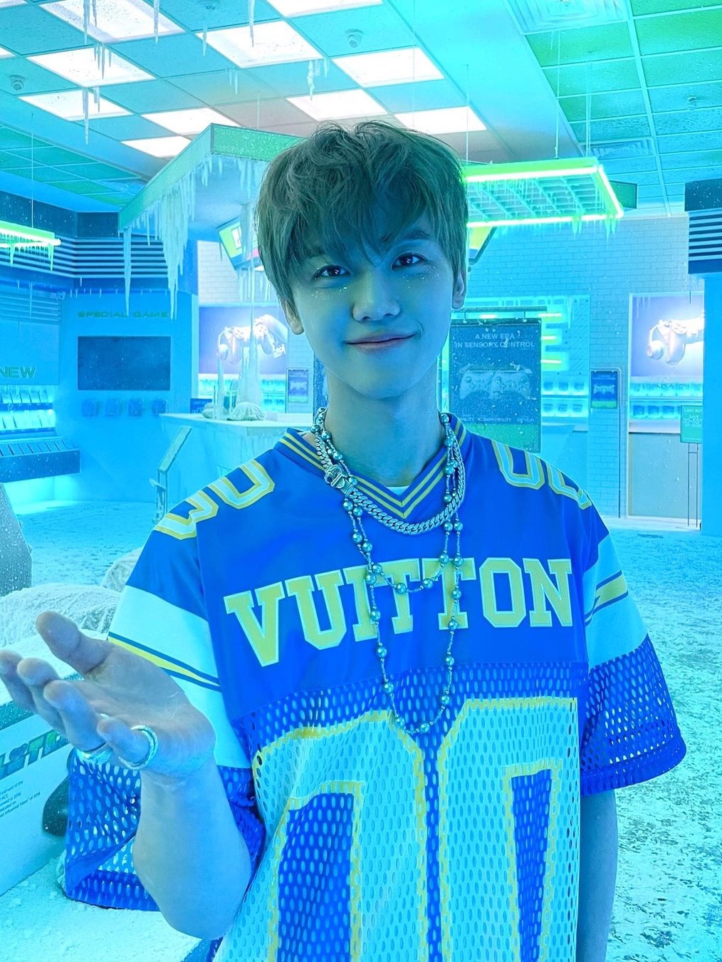 Louis Vuitton Sporty T-Shirt With Patch Blue 착용 스타일
