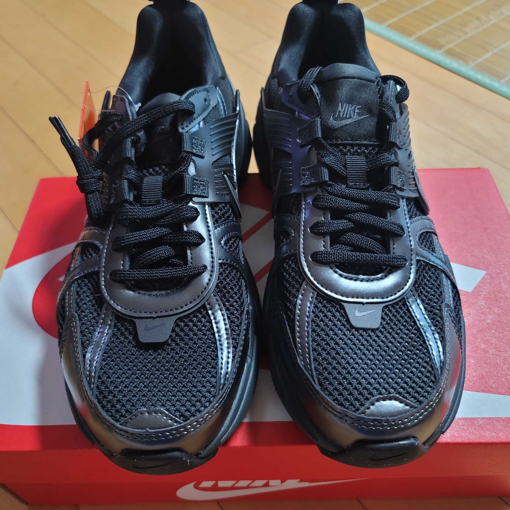 Nike V2K Run Black Anthracite 착용 스타일 - 3