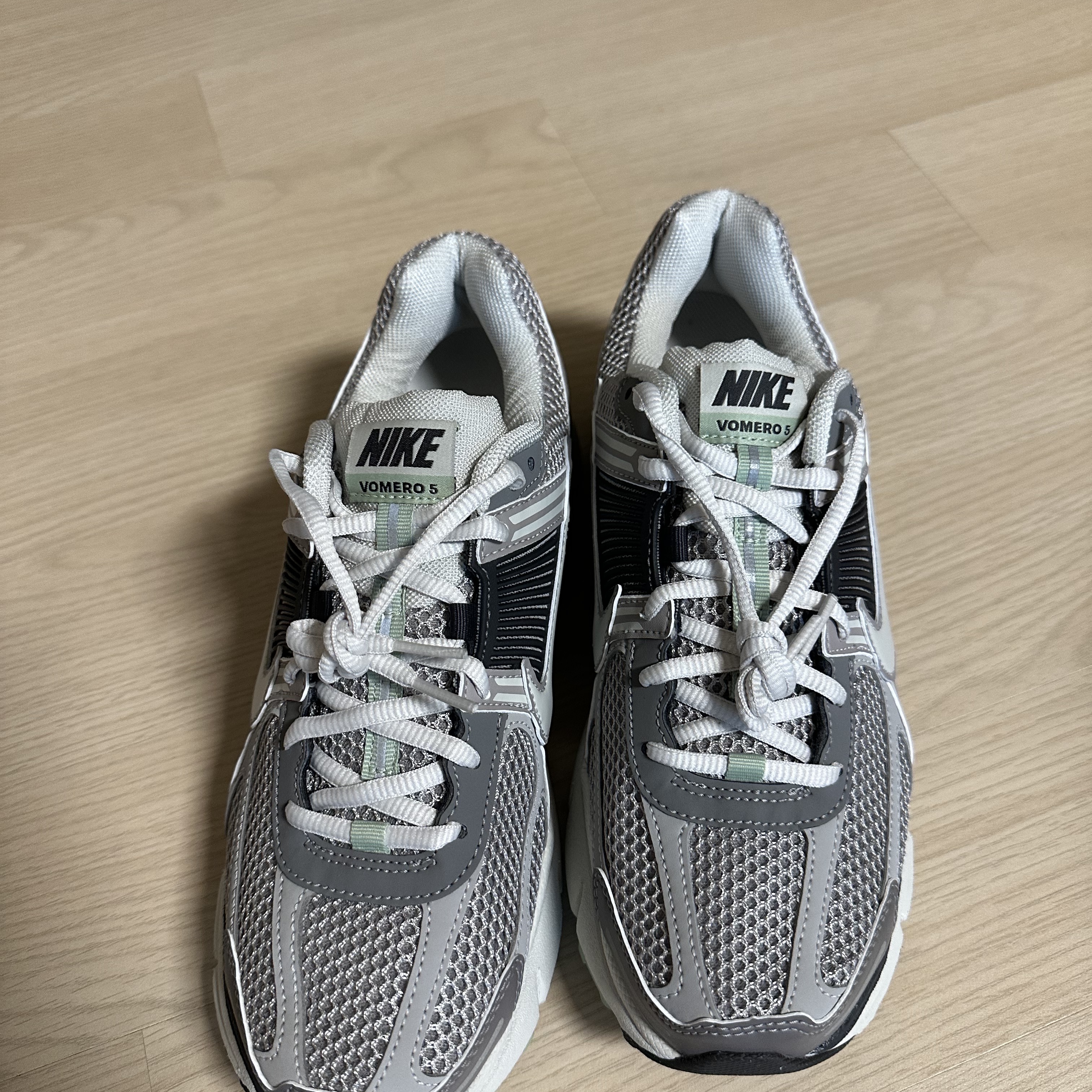 (W) Nike Zoom Vomero 5 Cobblestone and Flat Pewter 착용 스타일