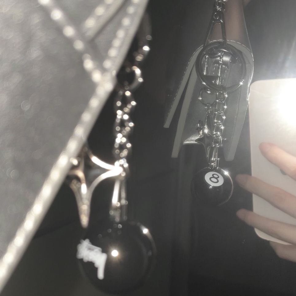Stussy 8 Ball Keychain Black 착용 스타일