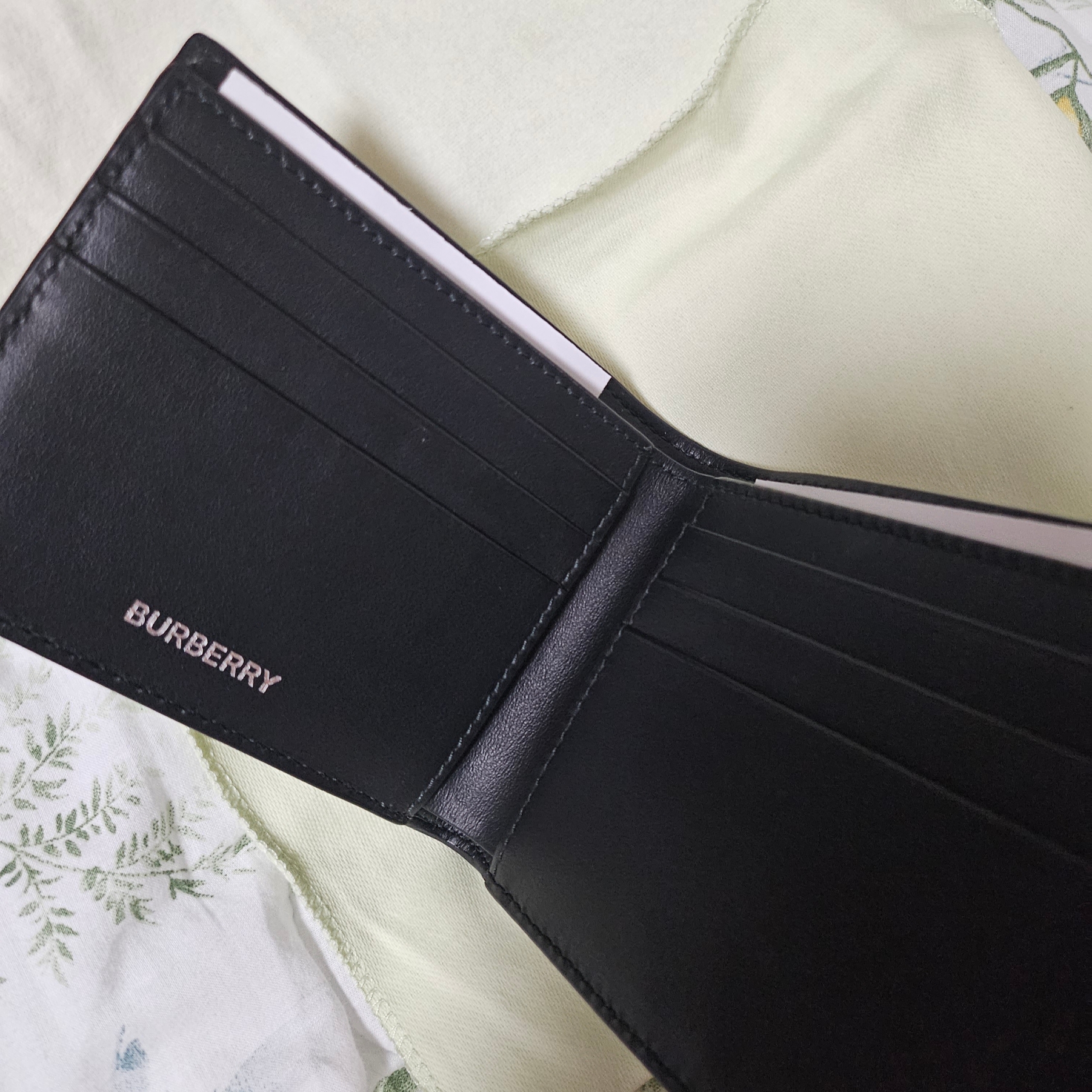Burberry Vintage Check and Leather Slim Bifold Wallet Archive Beige 착용 스타일 - 2
