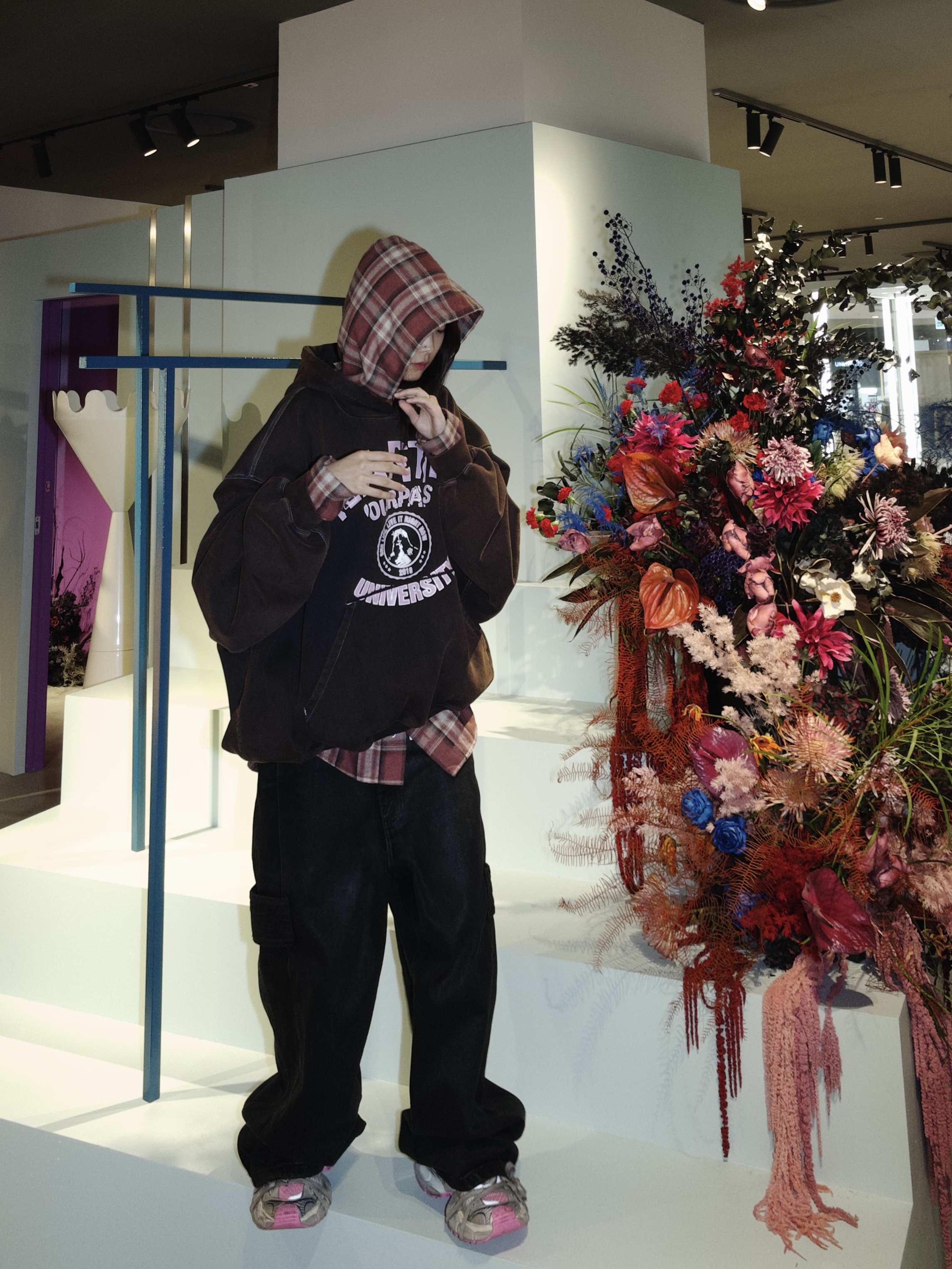 Ourpas 075 Ivy League Hoodie Fade Brown, Ourpas 077 Check Hoodie Cherry 착용 스타일 - 1