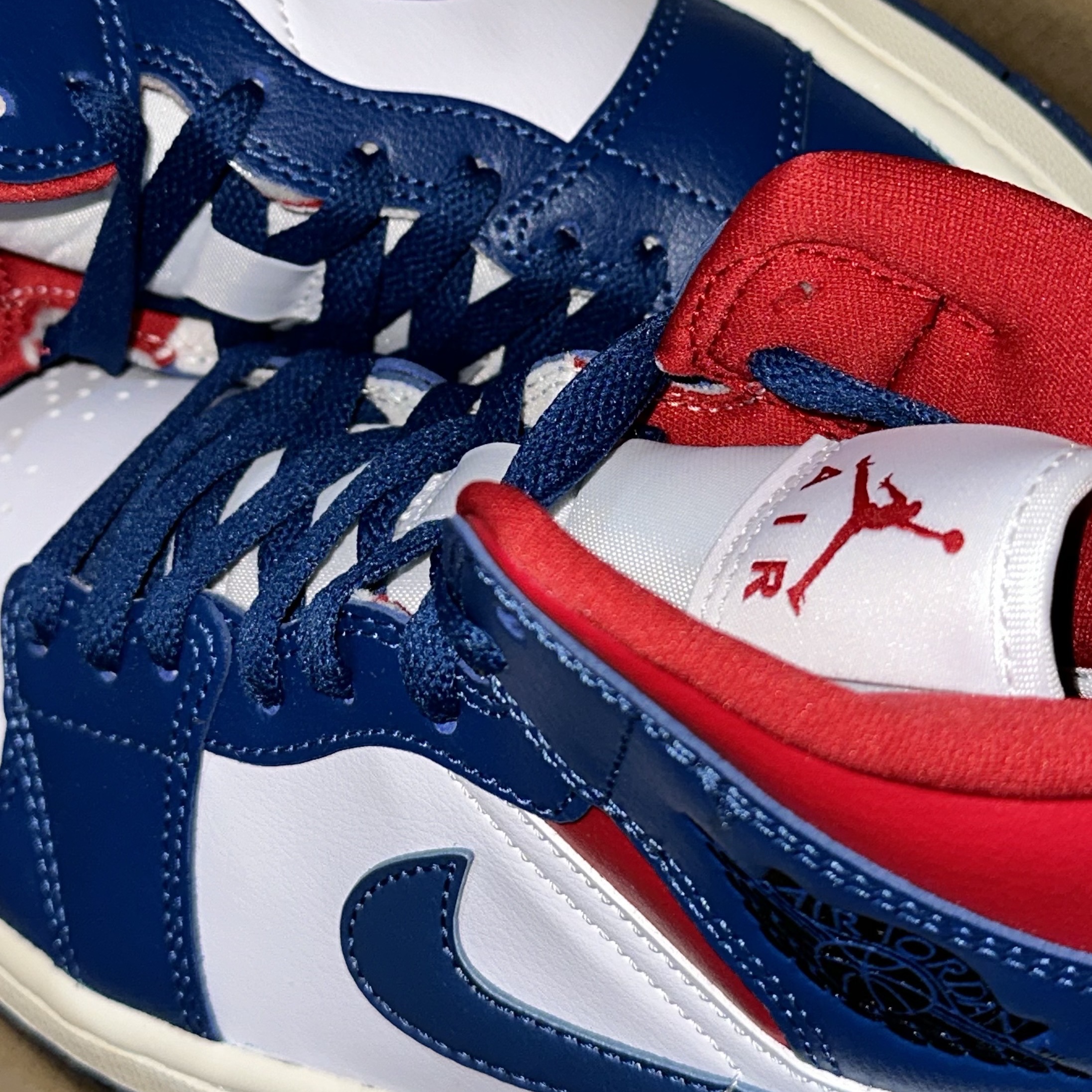 (W) Jordan 1 Mid French Blue Gym Red 착용 스타일