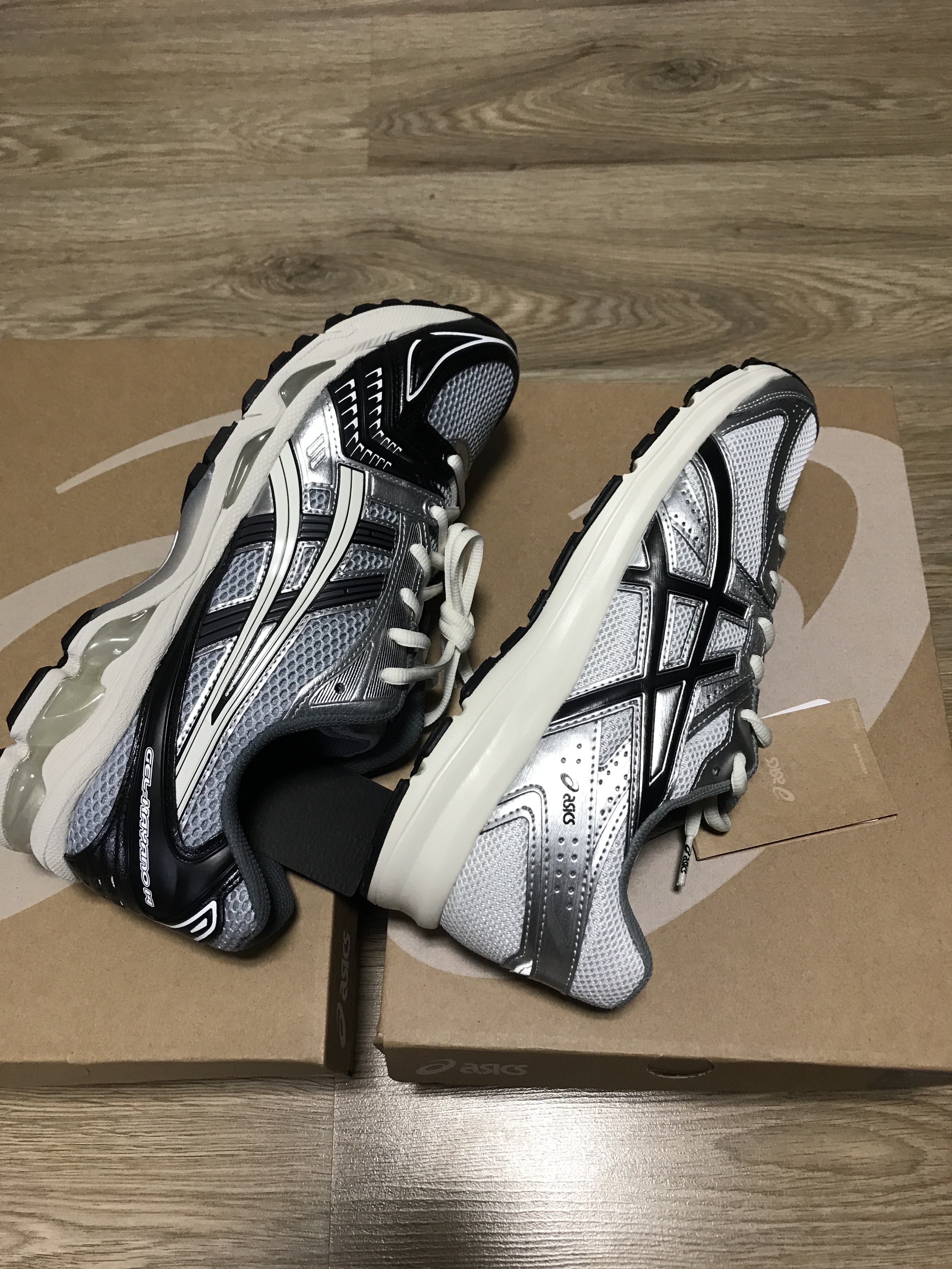 Asics Gel-Kayano 14 Black Glacier Grey, Asics Jog 100 S White Black - 2E Wide 착용 스타일 - 1