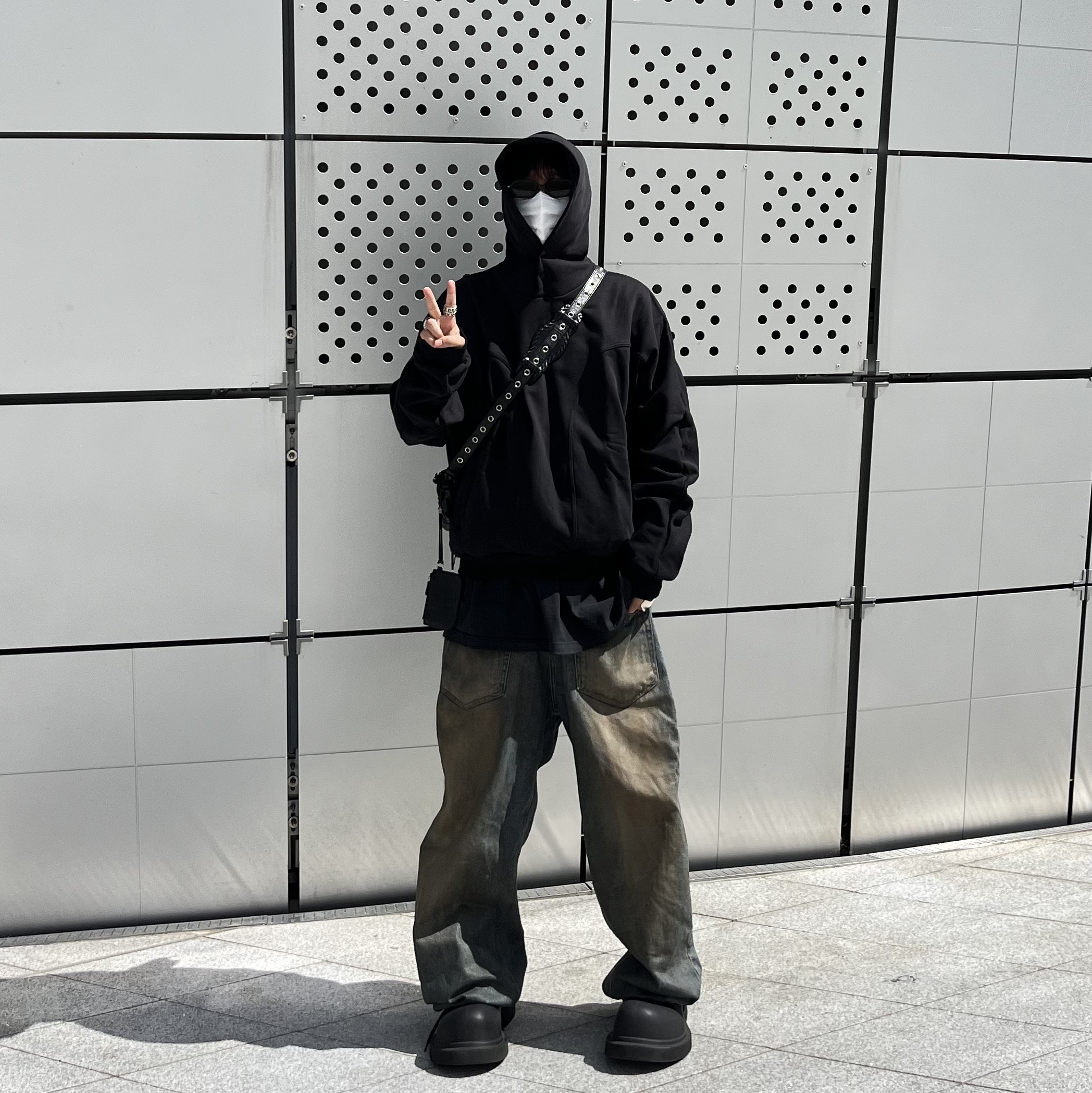 Grailz Geometry Hoodie Black, Project G/R Coated Backward Denim Pants Blue 착용 스타일 - 1