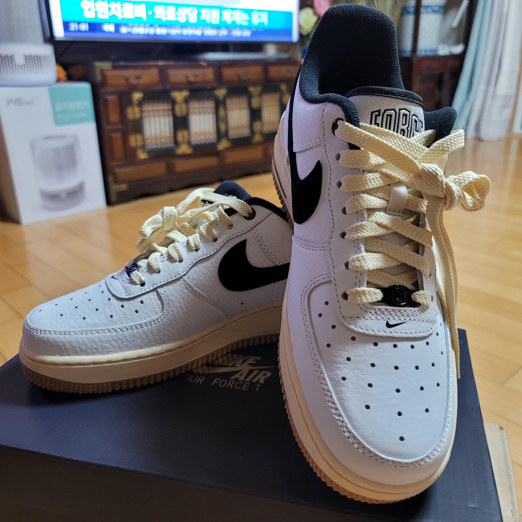 (W) Nike Air Force 1 '07 LX Black and Summit White 착용 스타일 - 2