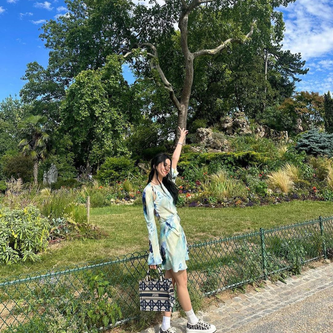 (W) Acne Studios Printed Wrap Dress Blue, (W) Acne Studios Printed Blouse Dress Light Blue 착용 스타일 - 3
