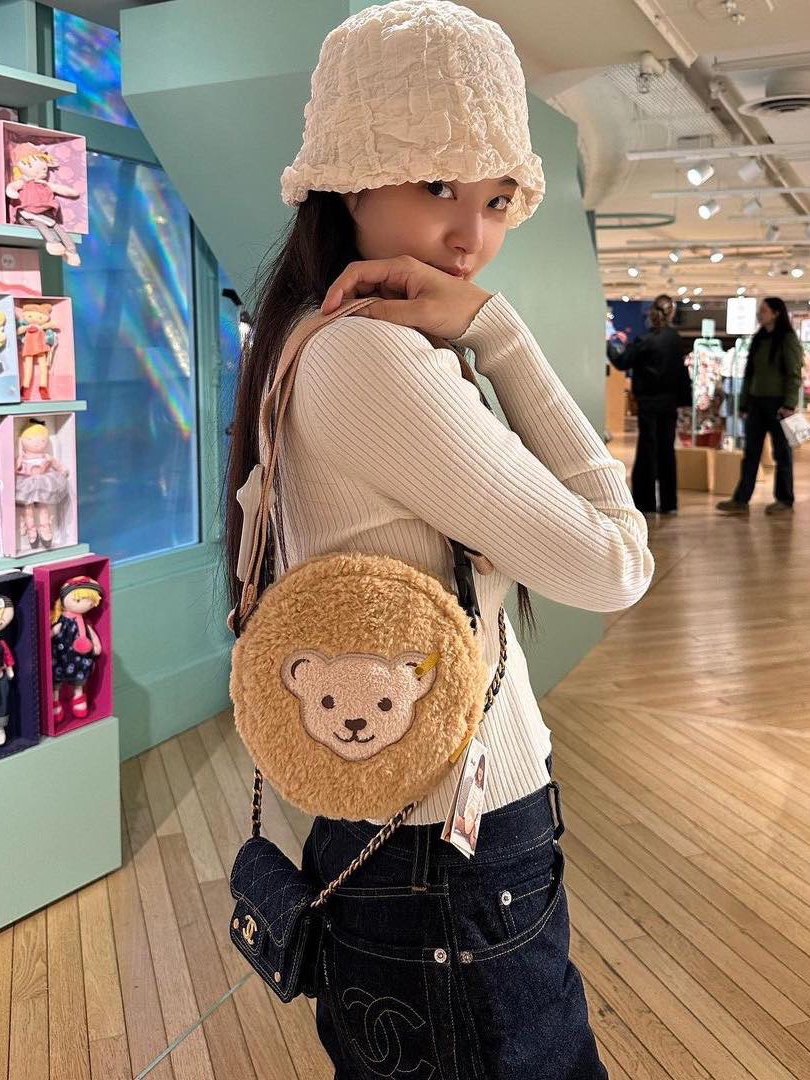 (W) Miu Miu Terry Cloth Bucket Hat Sky Blue, (W) COS Knitted Bucket Hat White 착용 스타일 - 3