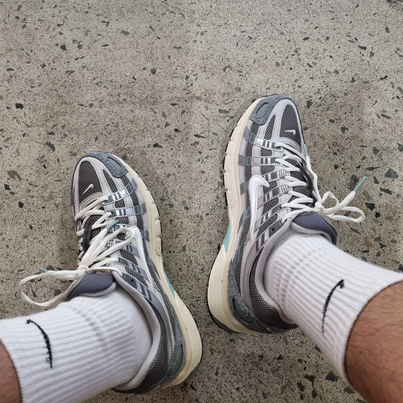 Nike P-6000 Flat Pewter Light Iron Ore 착용 스타일