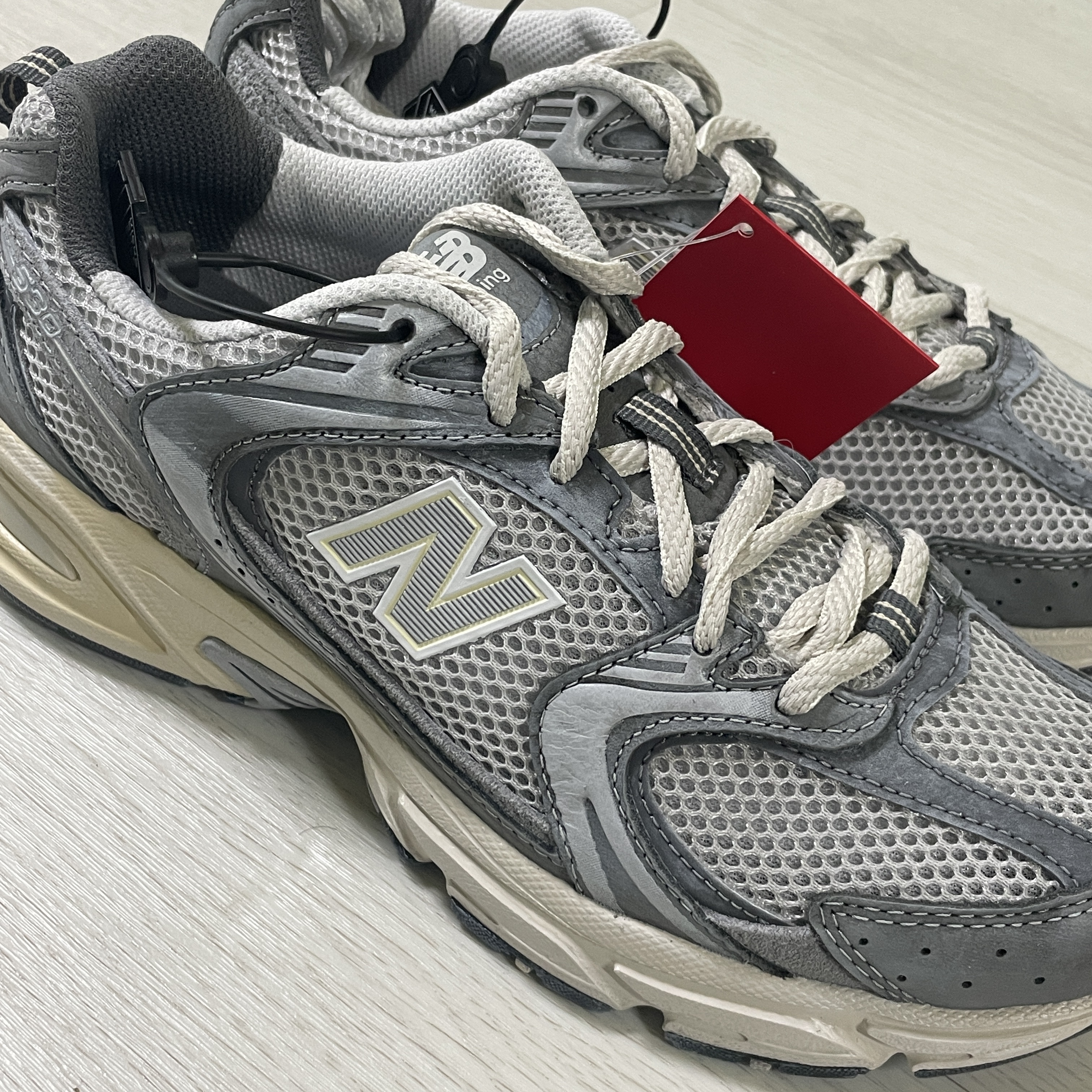 New Balance 530 Premium Vintage Grey Matter 착용 스타일