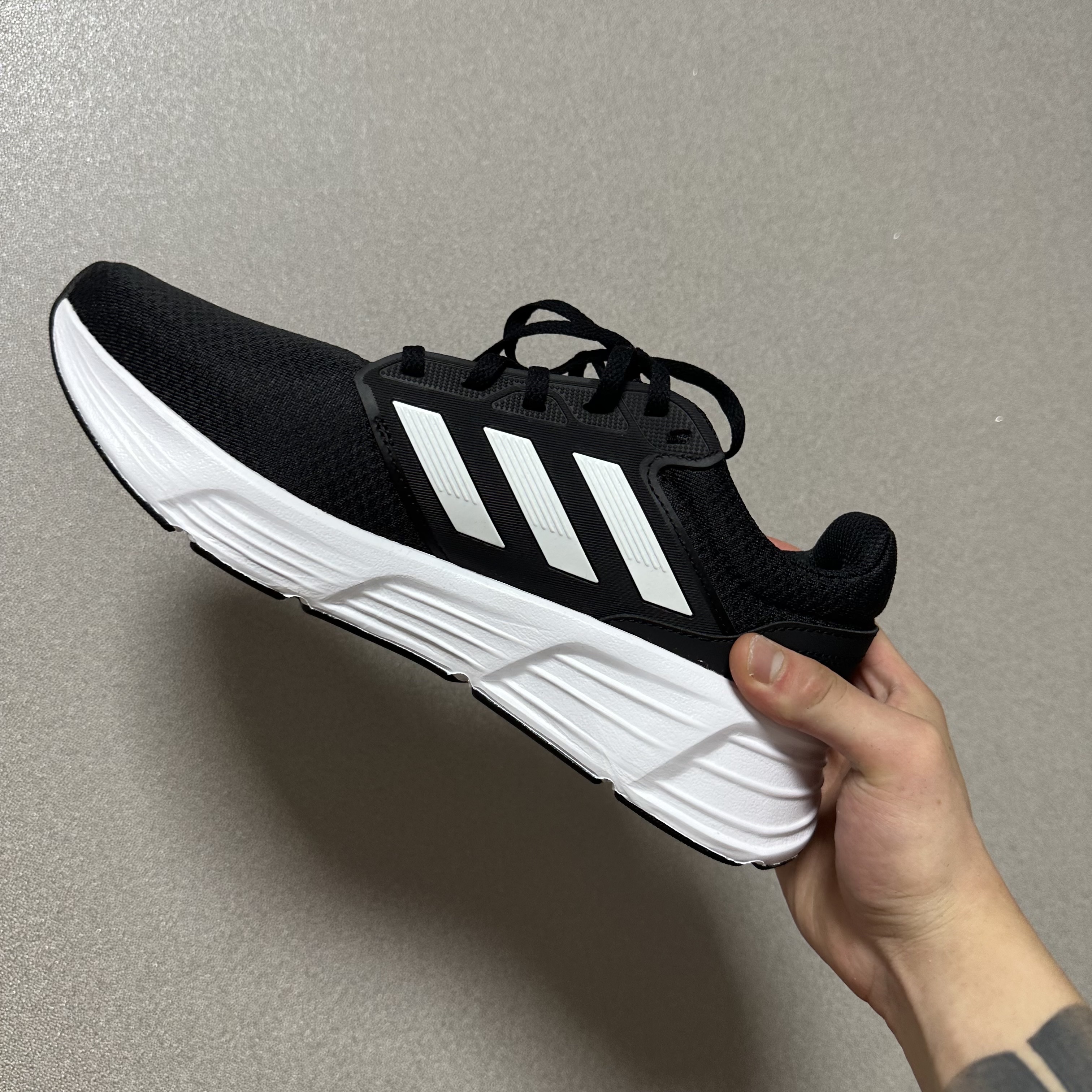 Adidas Galaxy 6 Core Black Cloud White 착용 스타일 - 2