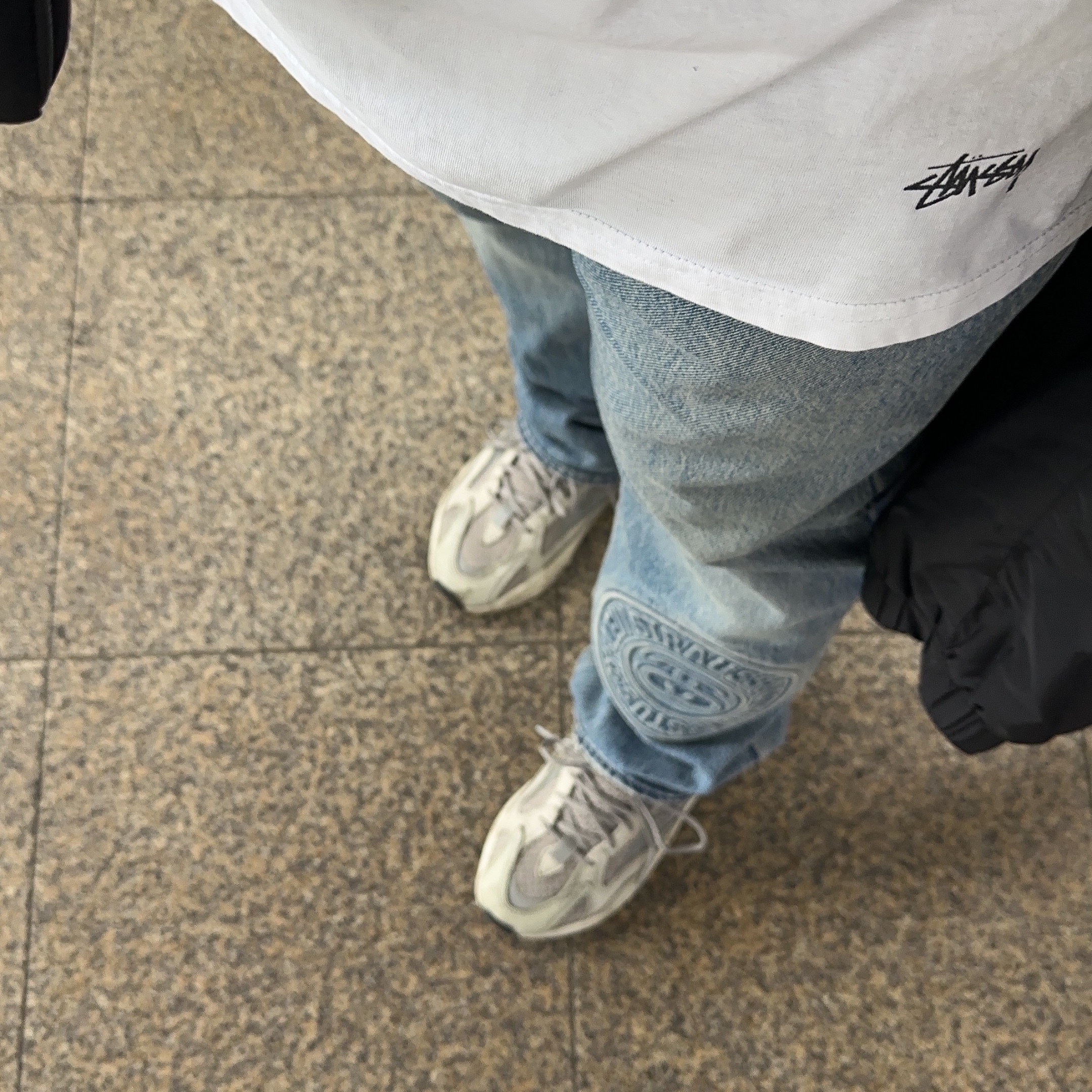 Stussy Undershirt White (3 Pack), Stussy x Levi's Embossed 501 Jean Indigo 착용 스타일