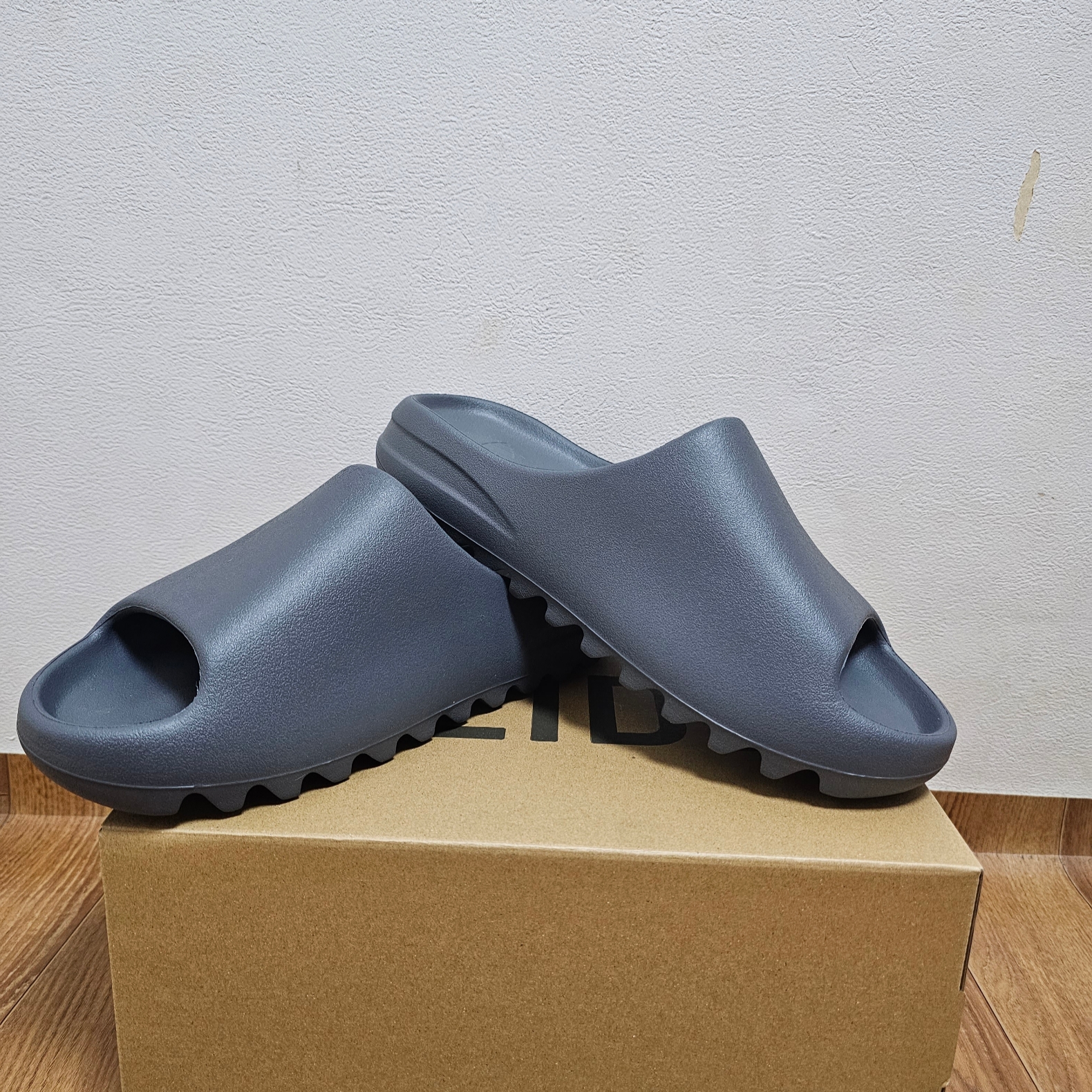 Adidas Yeezy Slide Slate Grey 착용 스타일