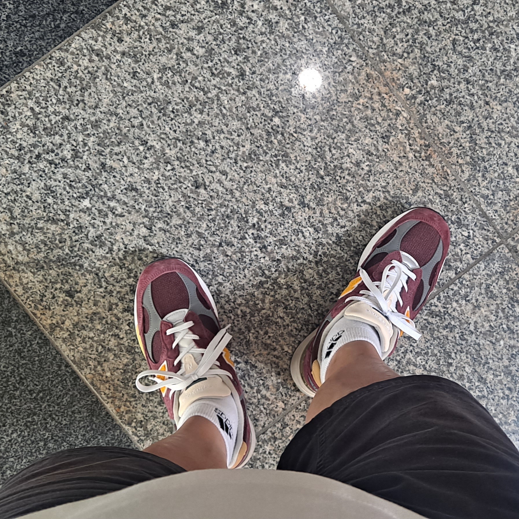 New Balance 992 Made in USA Burgundy Gold 착용 스타일