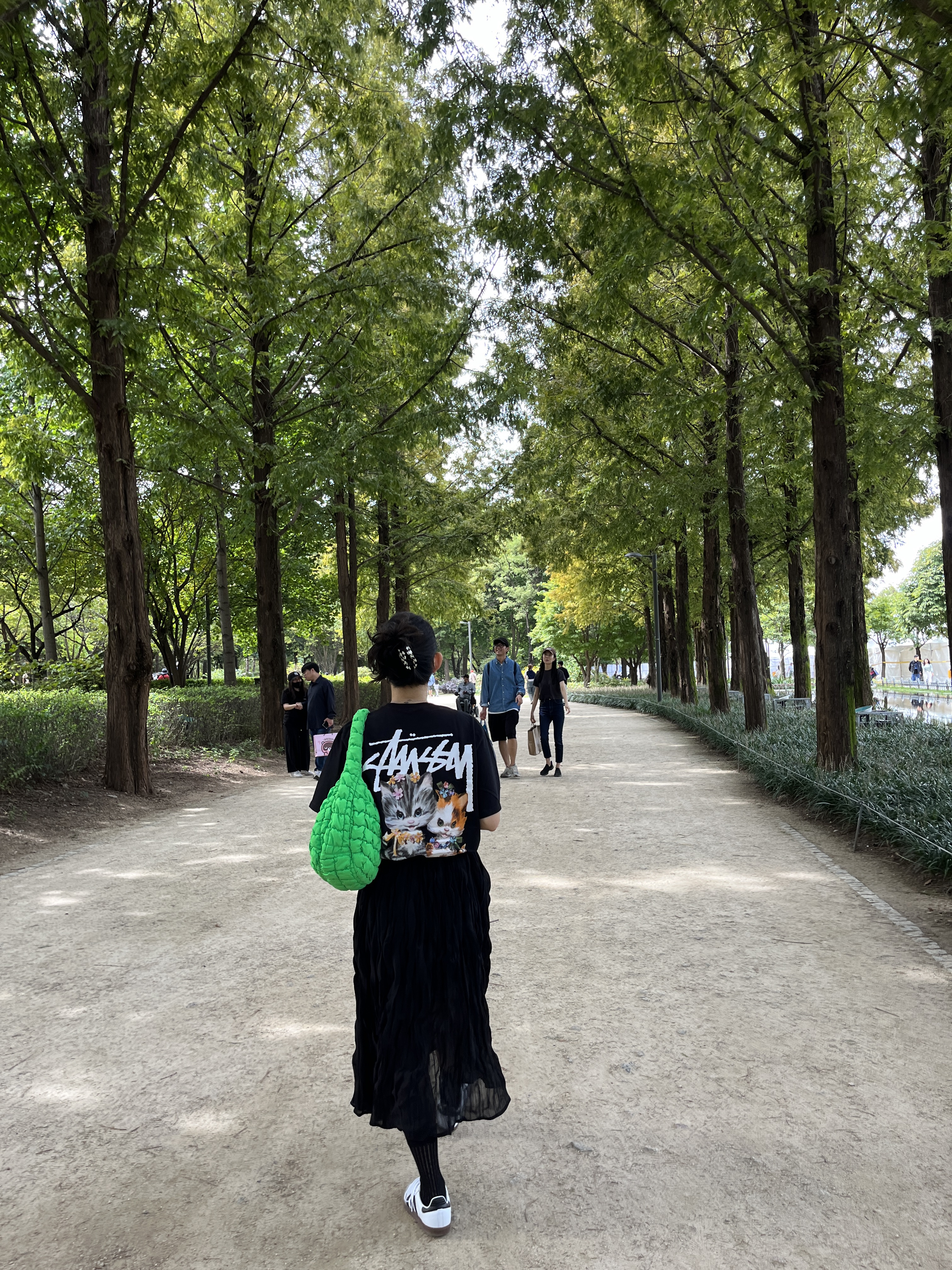 Stussy Kittens T-Shirt Black, COS Quilted Mini Bag Bright Green 착용 스타일 - 3