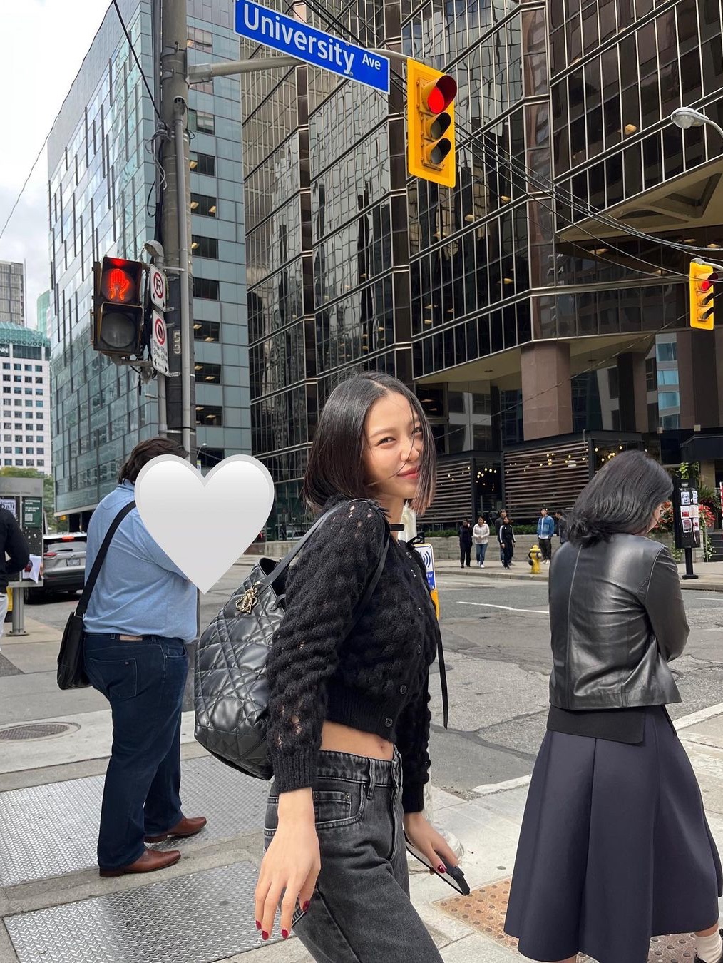 Dior Large Toujours Bag Macrocannage Calfskin Black, Saint Laurent Le 5 A 7 Supple Large in Grained Leather Black 착용 스타일 - 2