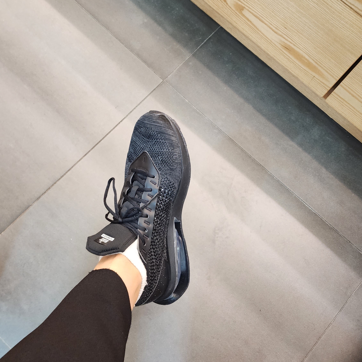 Nike Air Max Flyknit Racer Anthracite Black 착용 스타일