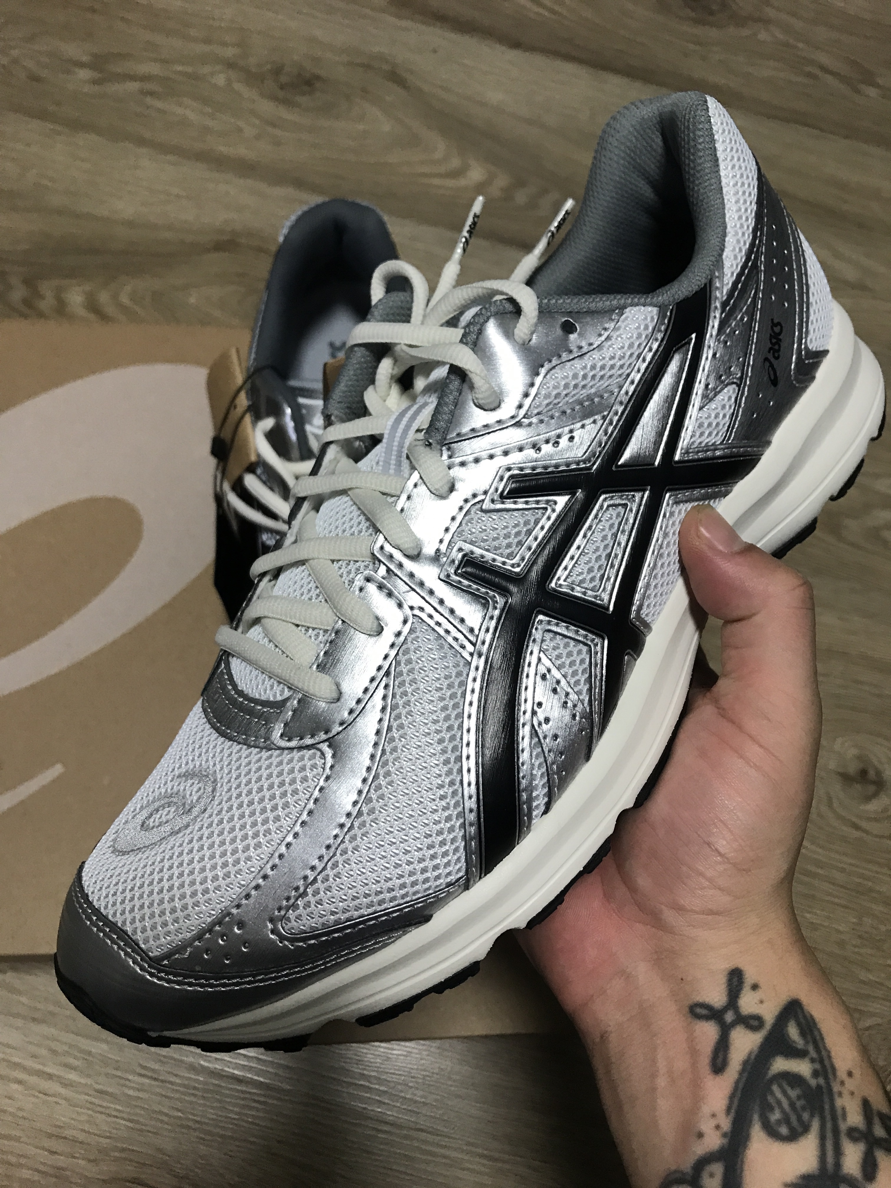 Asics Gel-Kayano 14 Black Glacier Grey, Asics Jog 100 S White Black - 2E Wide 착용 스타일 - 3
