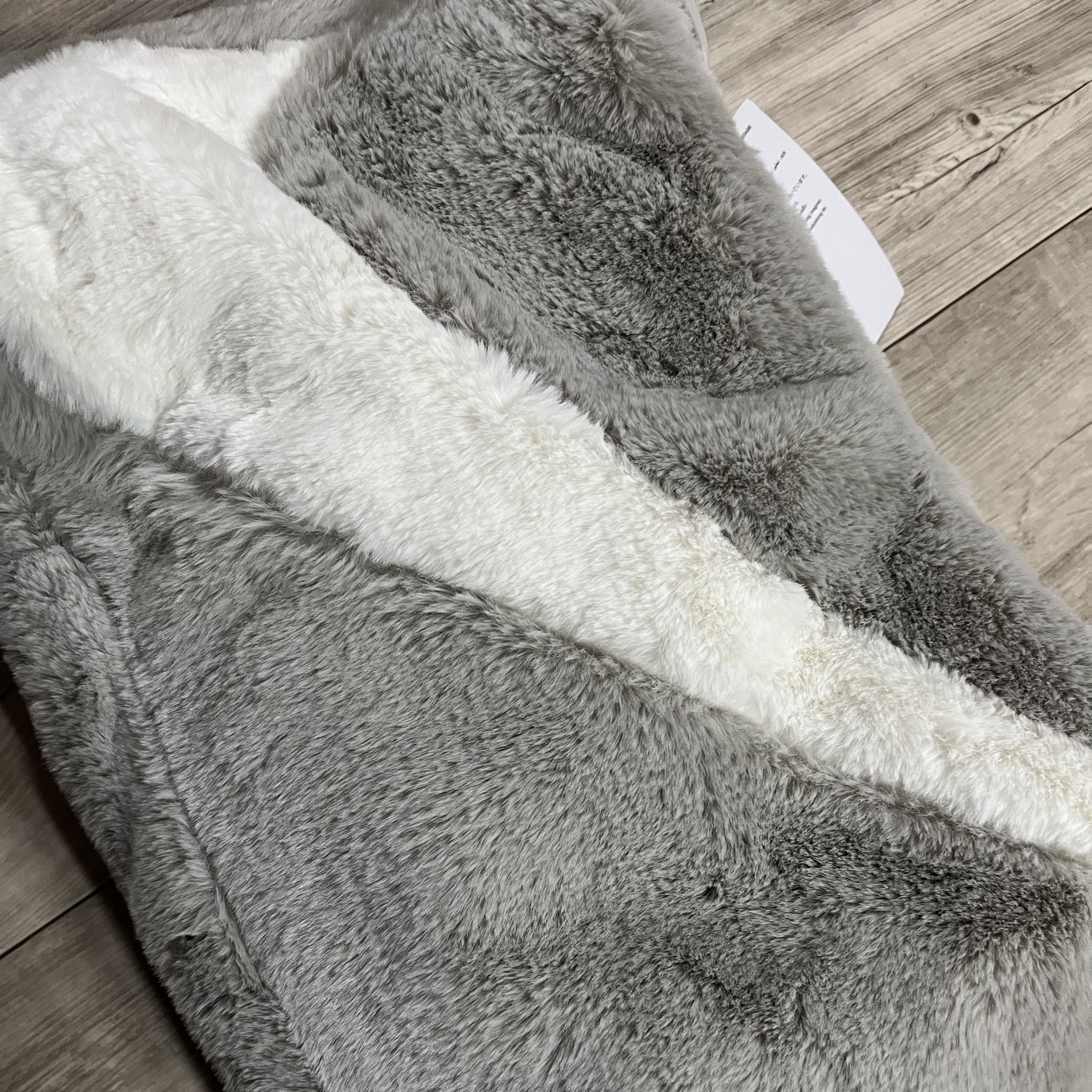 Nike NSW Faux Fur Tote Bag Light Iron Ore 착용 스타일