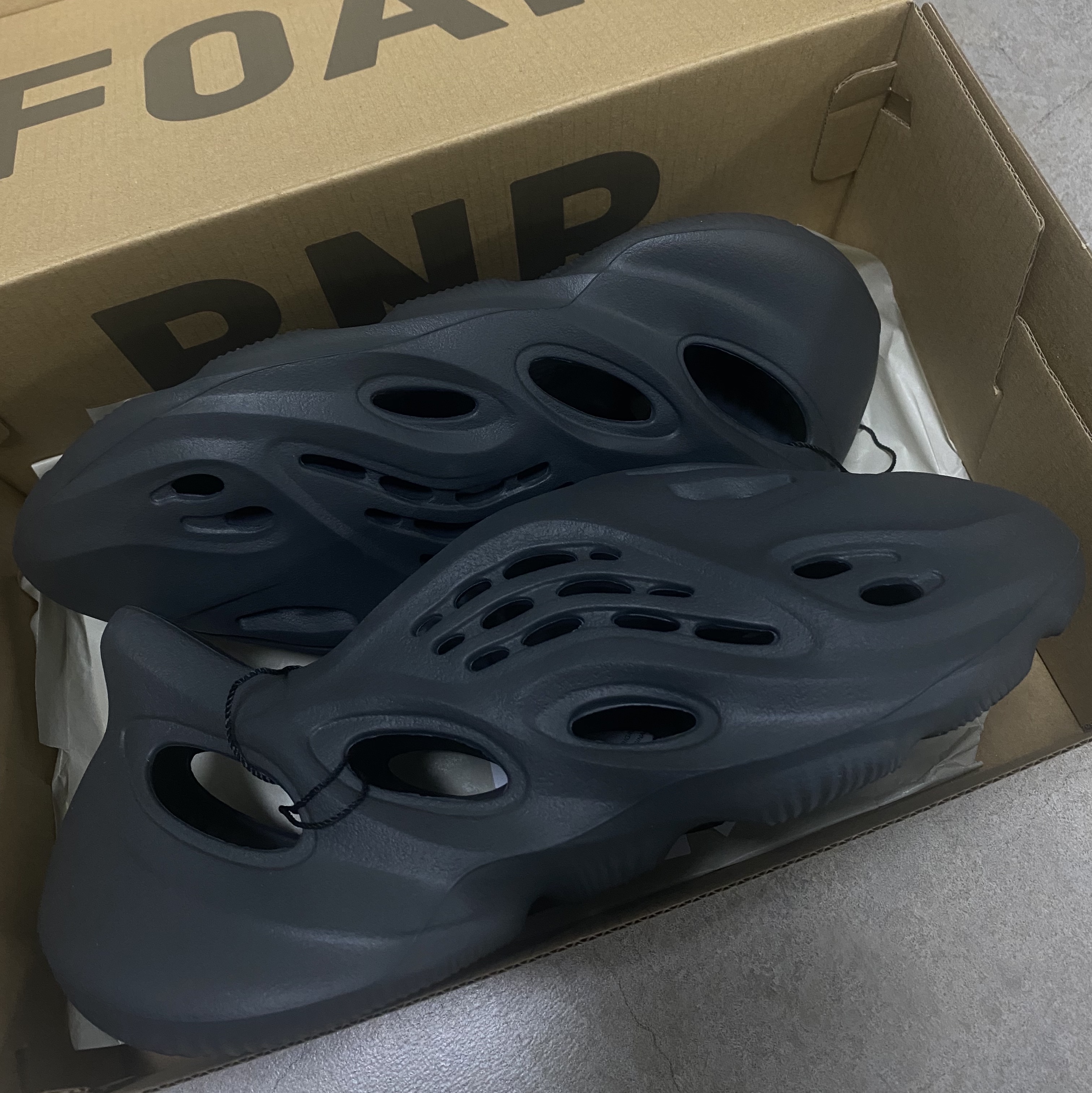 Adidas Yeezy Foam RNNR Carbon 착용 스타일