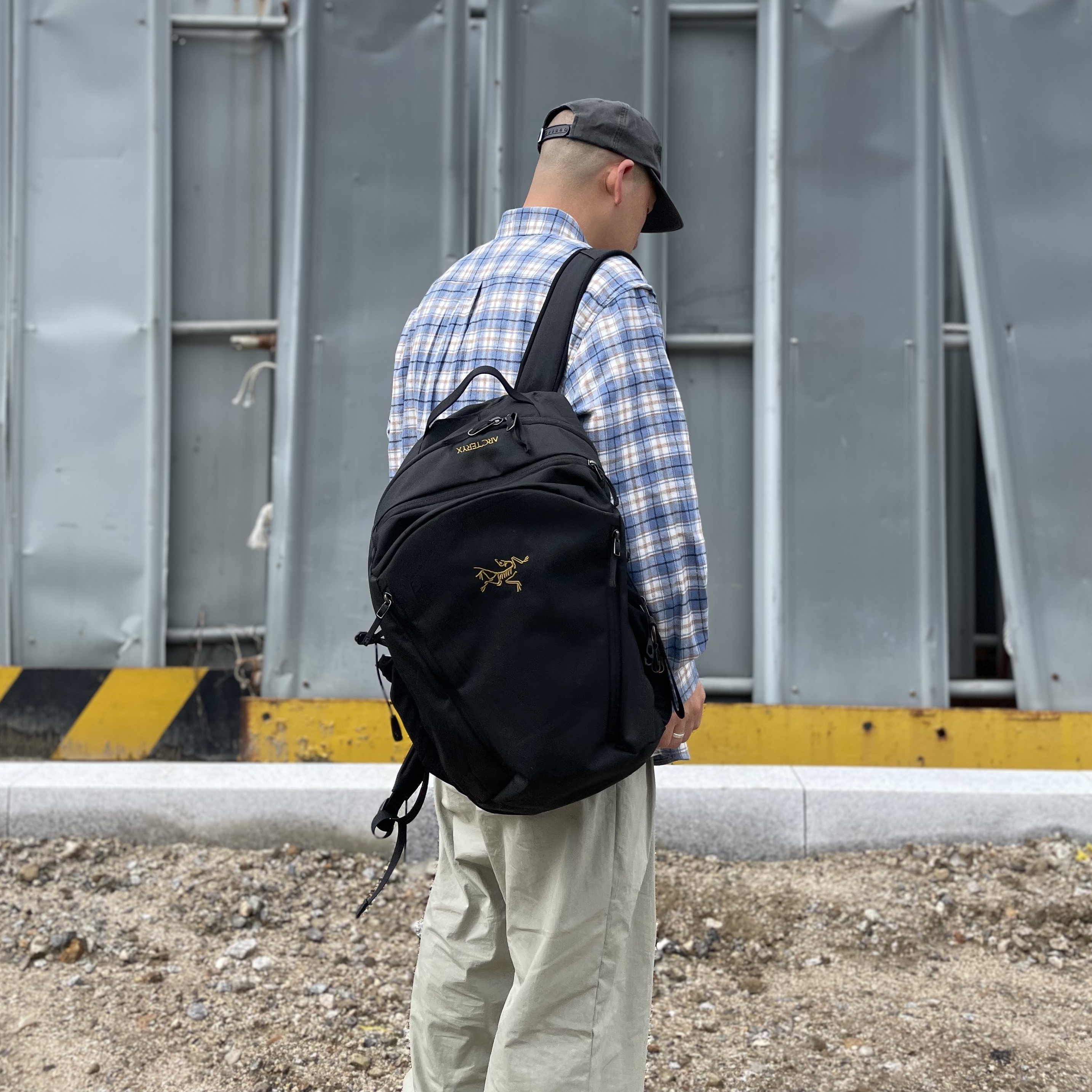 Arc'teryx Mantis 26 Backpack Black 착용 스타일 - 2