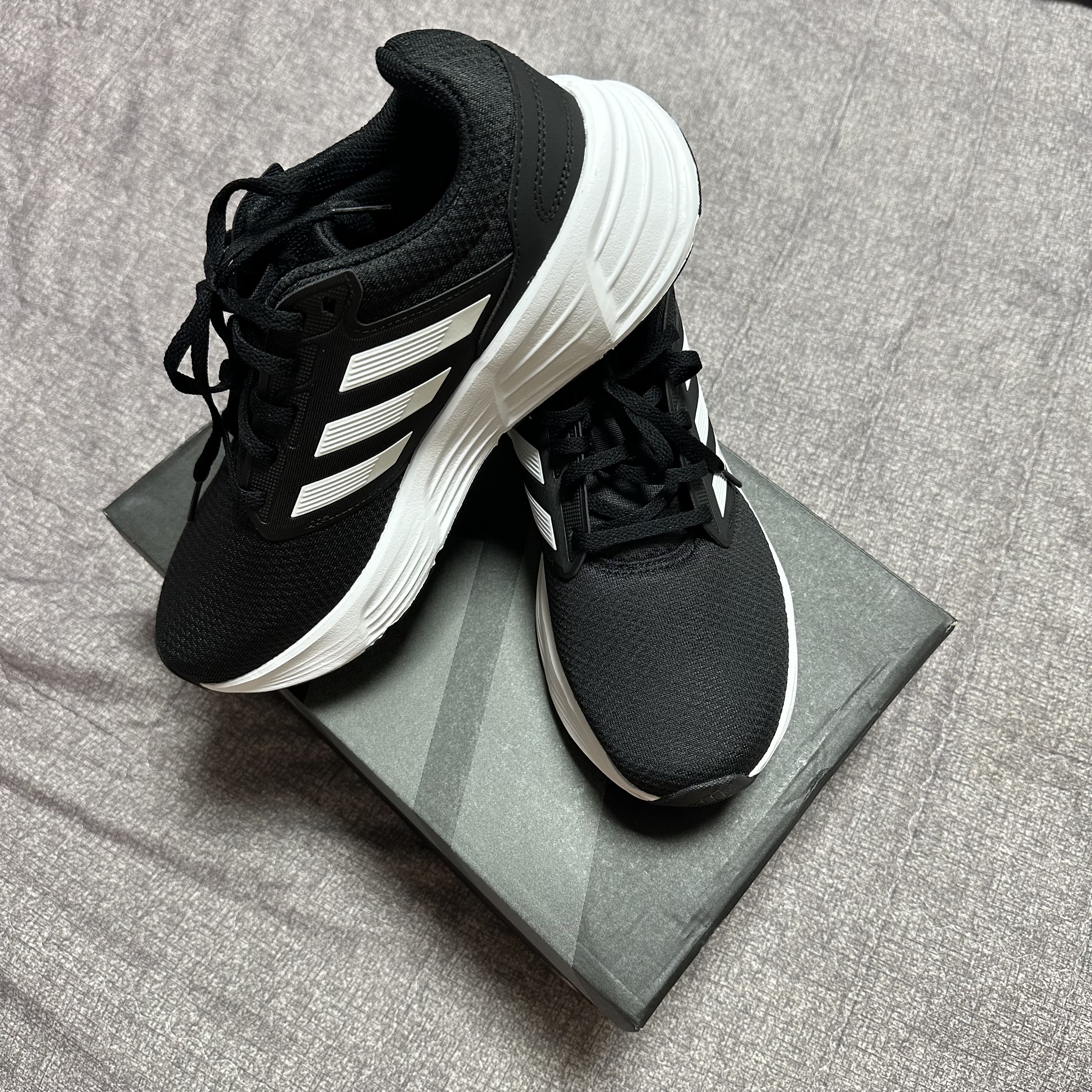Adidas Galaxy 6 Core Black Cloud White 착용 스타일 - 3