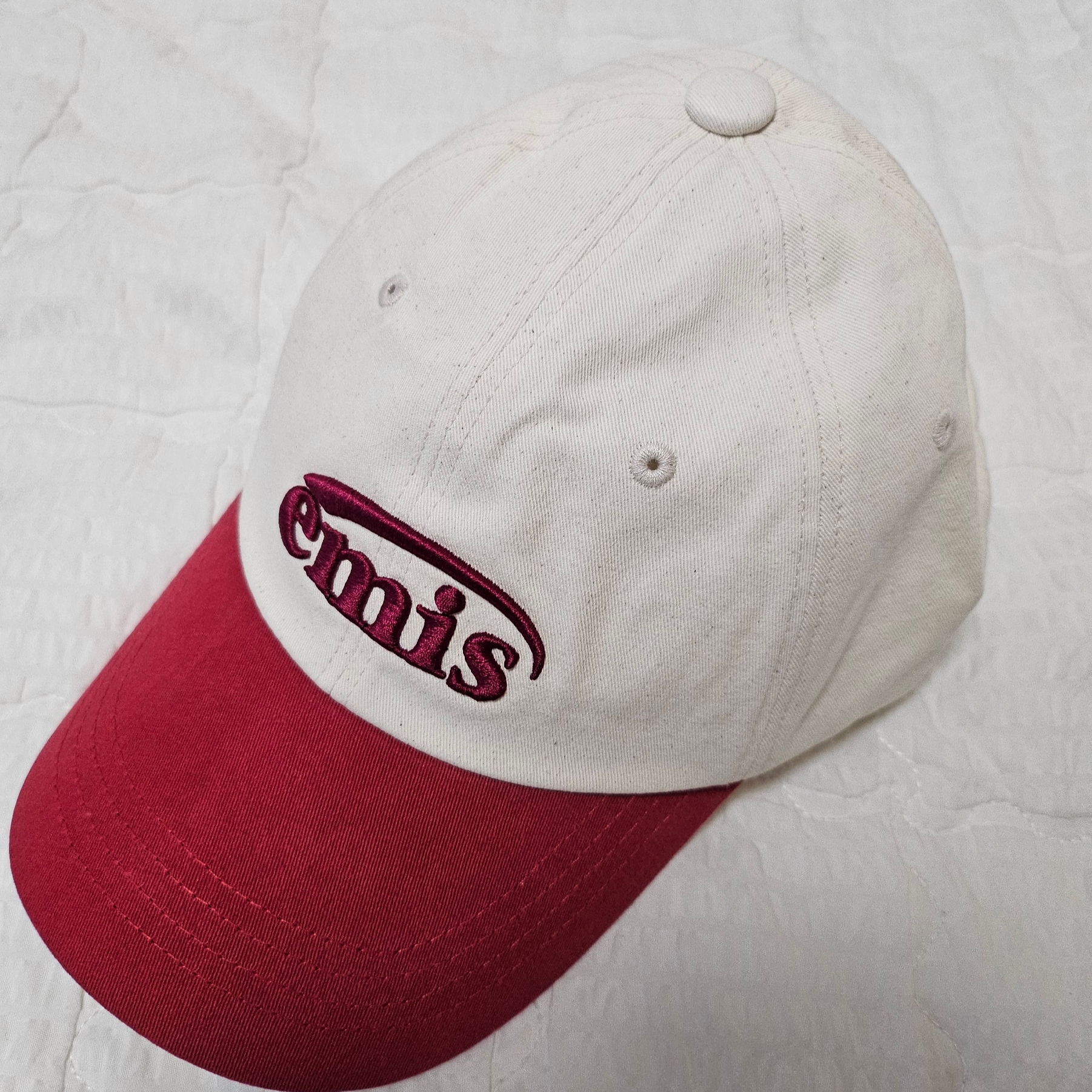 Emis New Logo Ball Cap Two Tone Red 착용 스타일