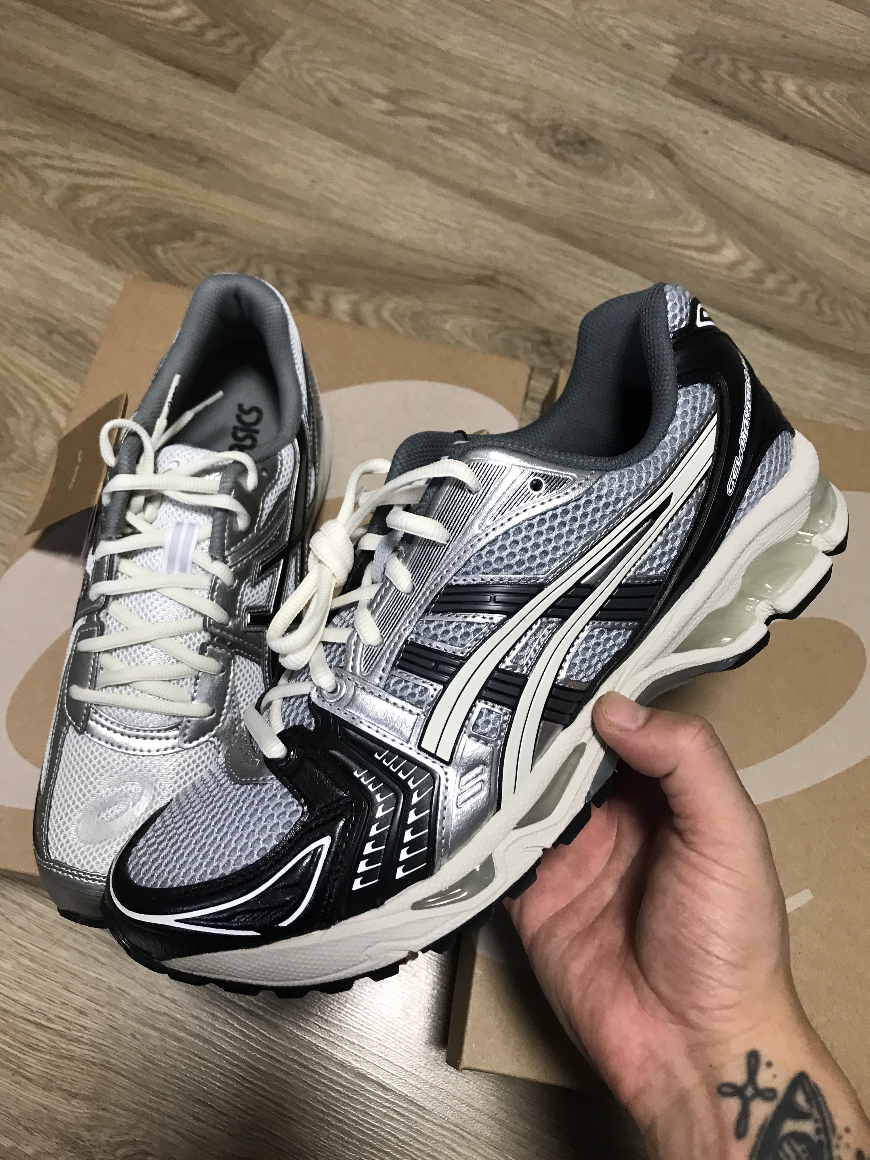 Asics Gel-Kayano 14 Black Glacier Grey, Asics Jog 100 S White Black - 2E Wide 착용 스타일 - 4