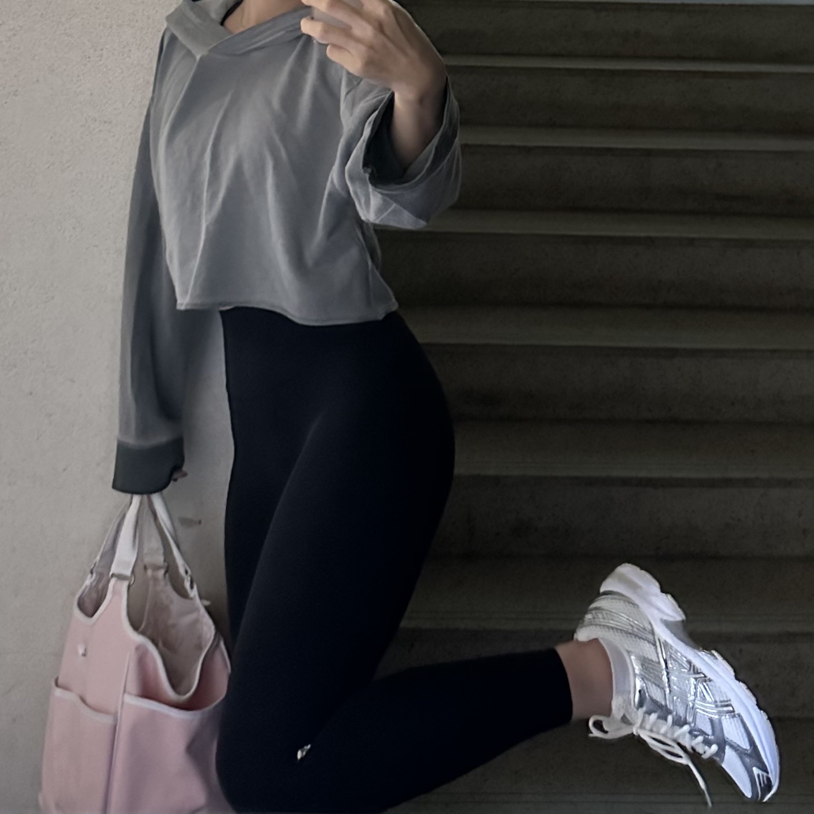 (W) Asics Gel-1130 Cream Pure Silver, Nike NSW Faux Fur Tote Bag Black 착용 스타일 - 4