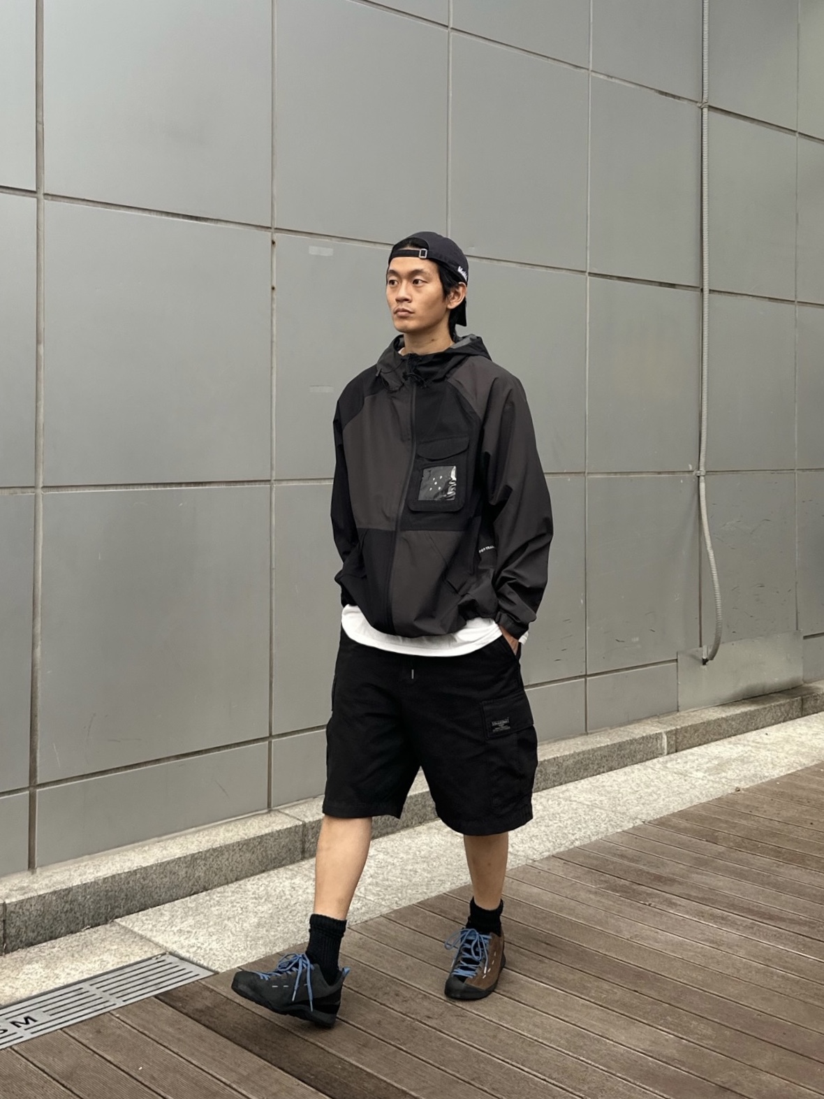 New Era x MoMA New York Yankees Cap Navy 착용 스타일 - 2