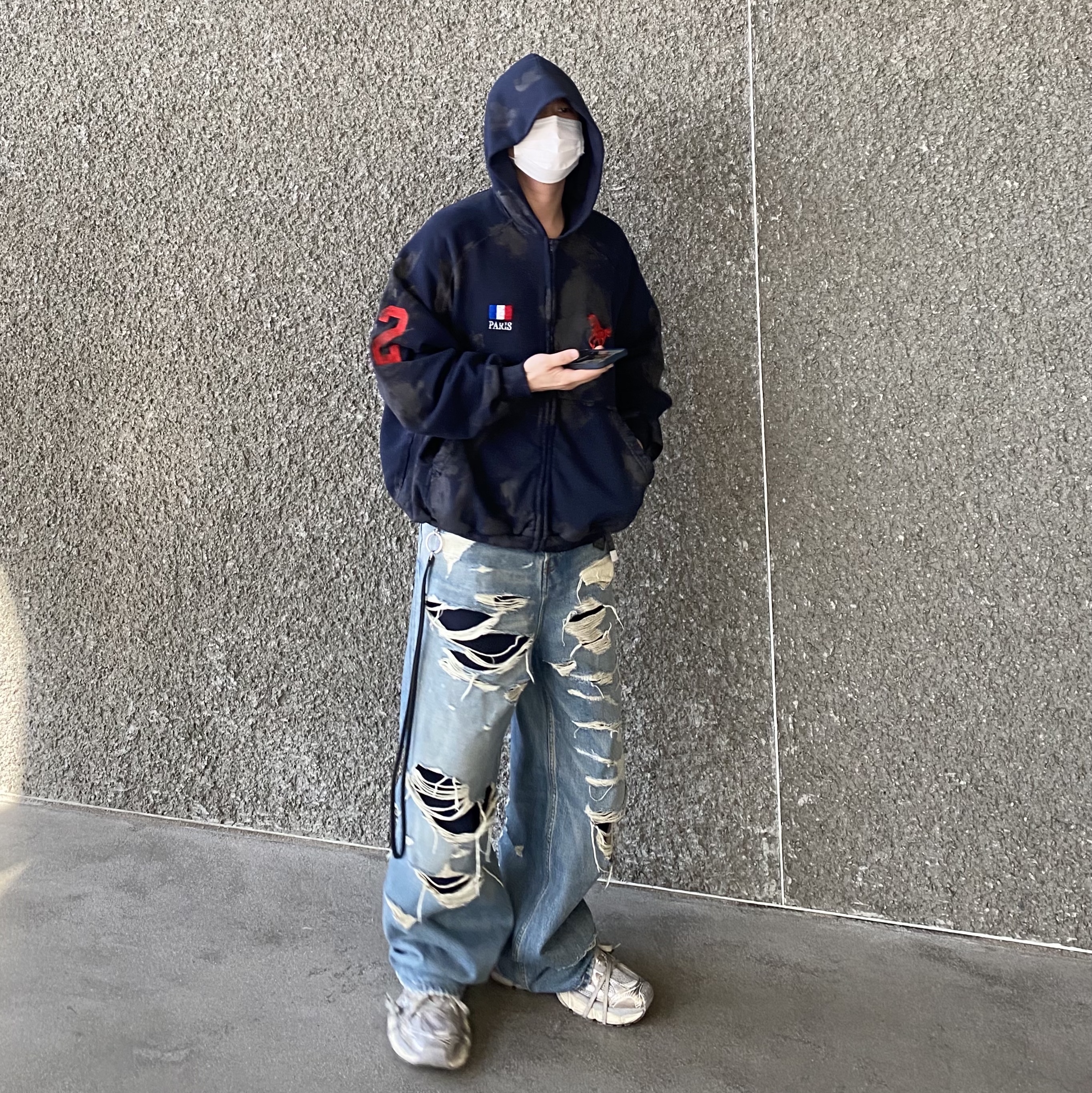Balenciaga Paris Vintage Logo 22 Zip-Up Hoodie Dark Navy, Balenciaga 3XL Sneakers Light Beige 착용 스타일 - 1