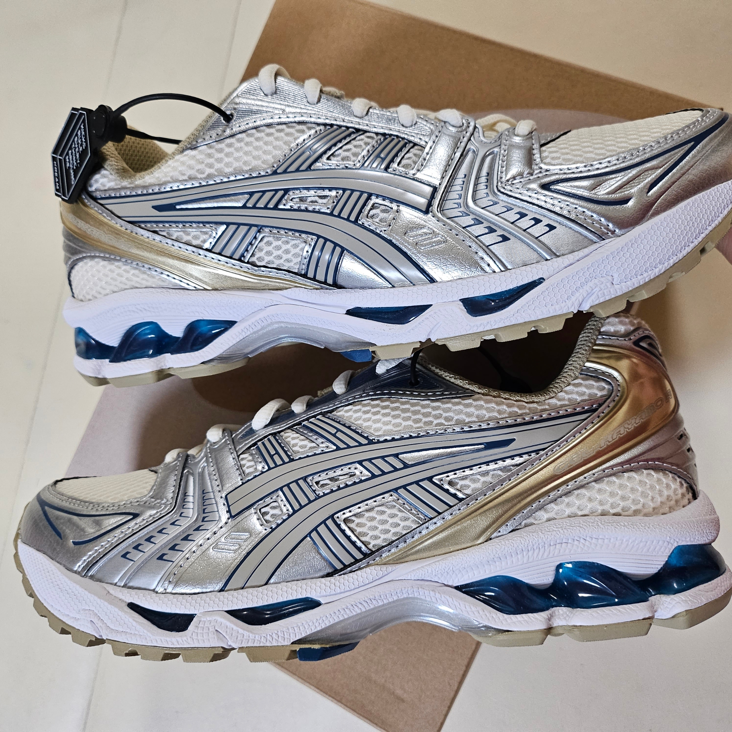 Asics Gel-Kayano 14 Cream Pure Silver 착용 스타일 - 2