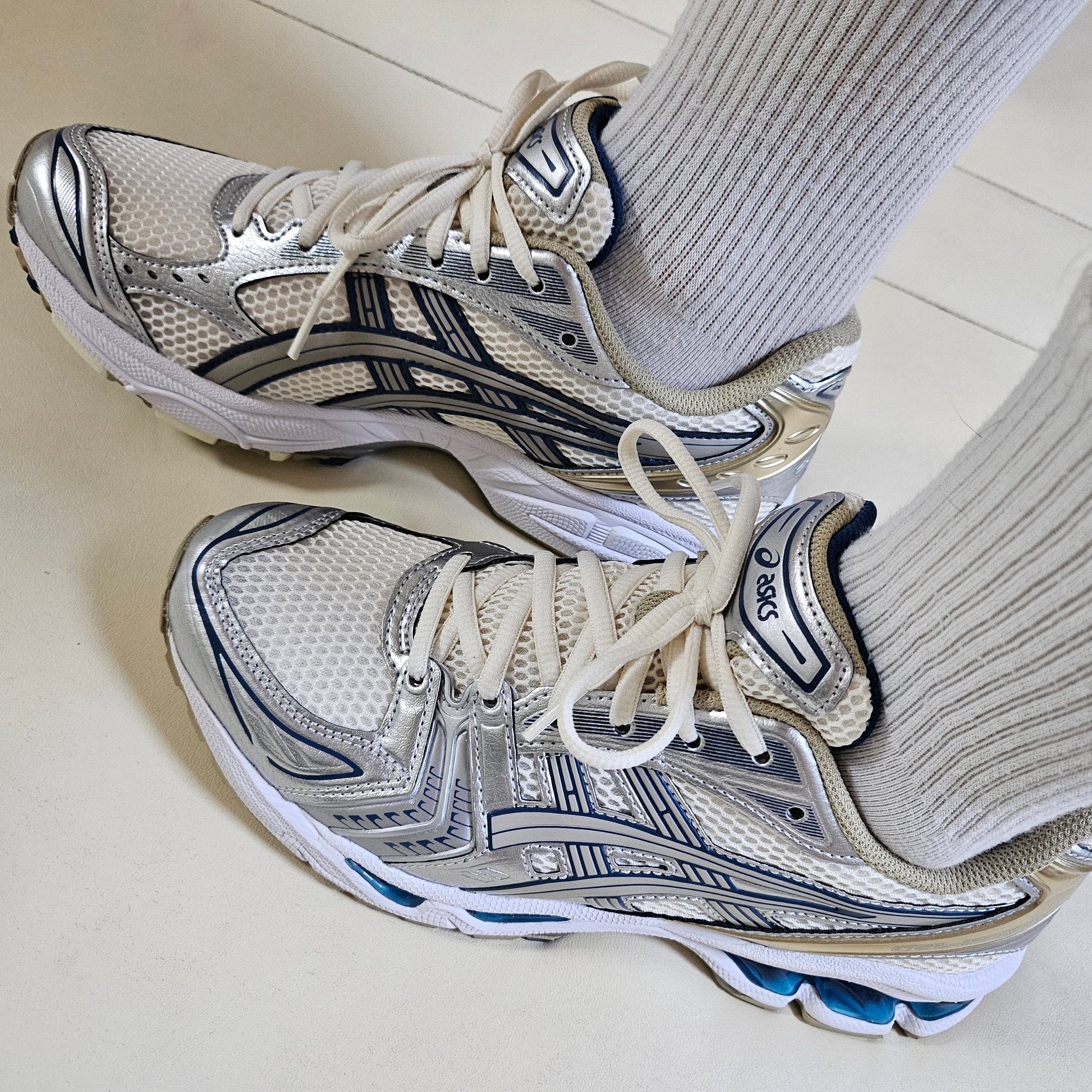 Asics Gel-Kayano 14 Cream Pure Silver 착용 스타일 - 4