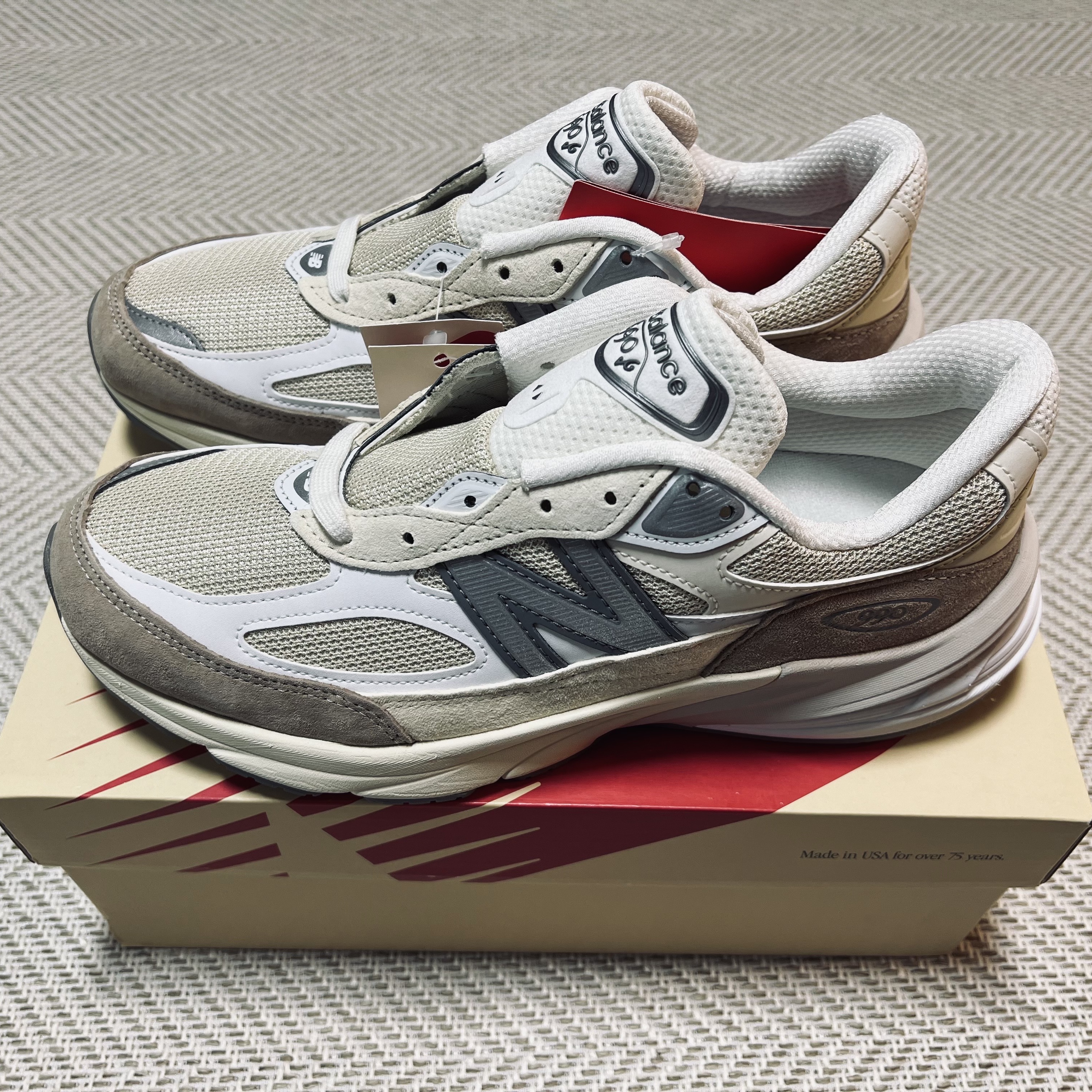 New Balance 990v6 Made in USA Cream Mindful Grey 착용 스타일 - 4