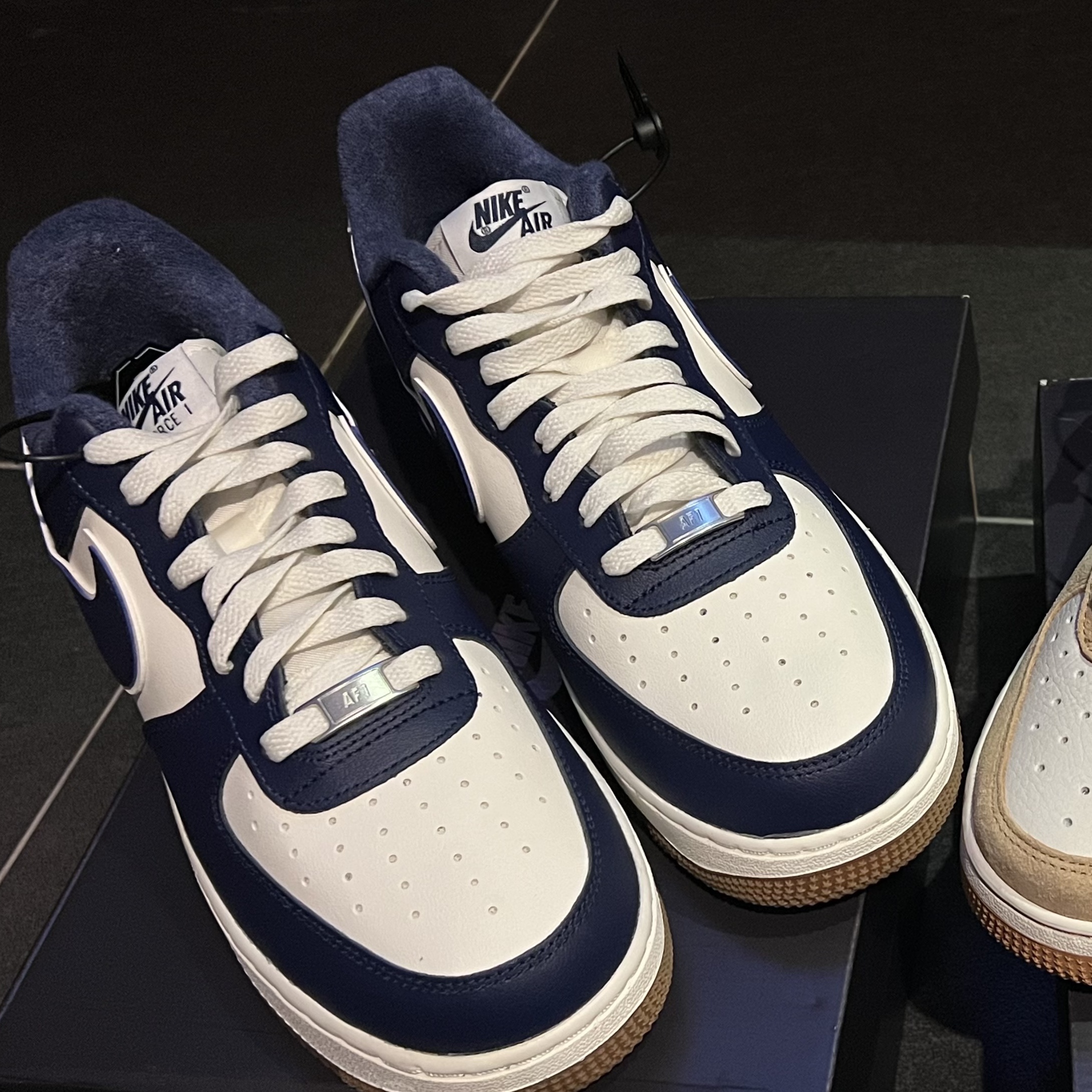 Nike Air Force 1 '07 LV8 Midnight Navy 착용 스타일