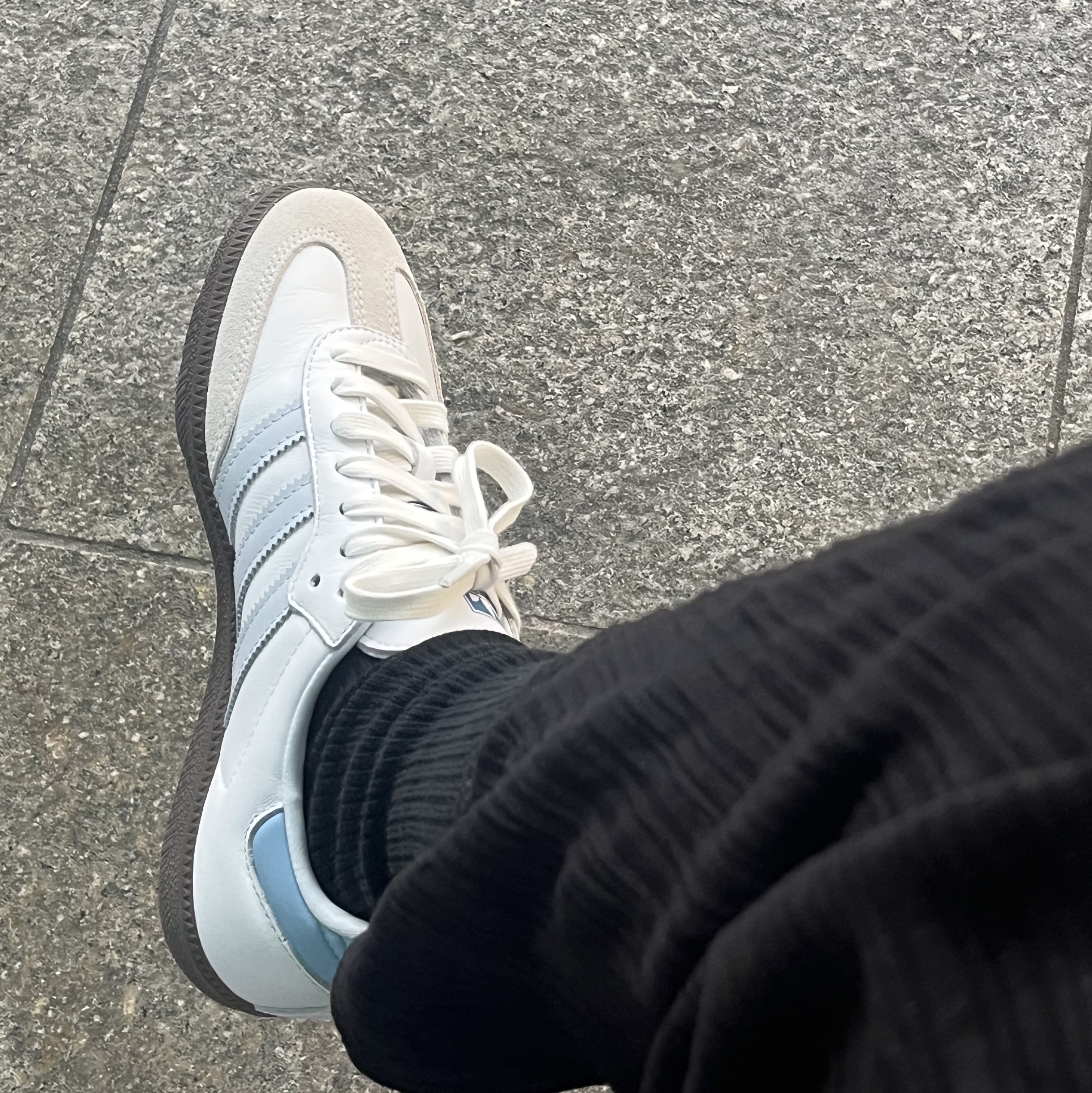 Adidas Samba OG Core White Halo Blue 착용 스타일