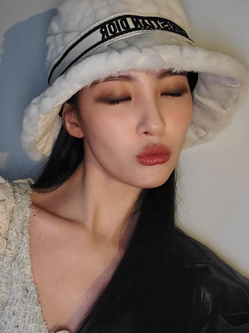 (W) Miu Miu Terry Cloth Bucket Hat Sky Blue, (W) COS Knitted Bucket Hat White 착용 스타일 - 4