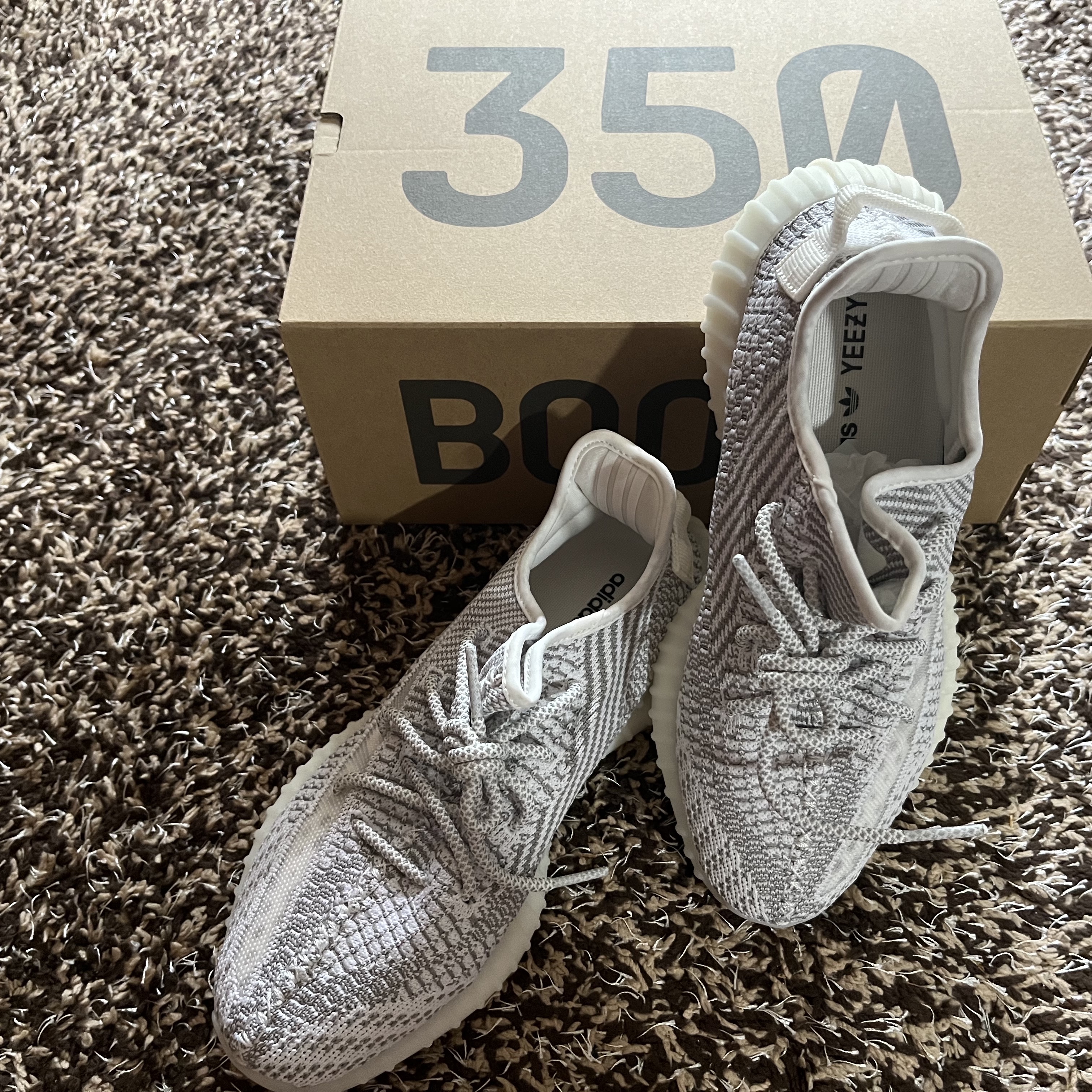 Adidas Yeezy Boost 350 V2 Static 2023, Stussy Skate Tough T-Shirt White 착용 스타일 - 1