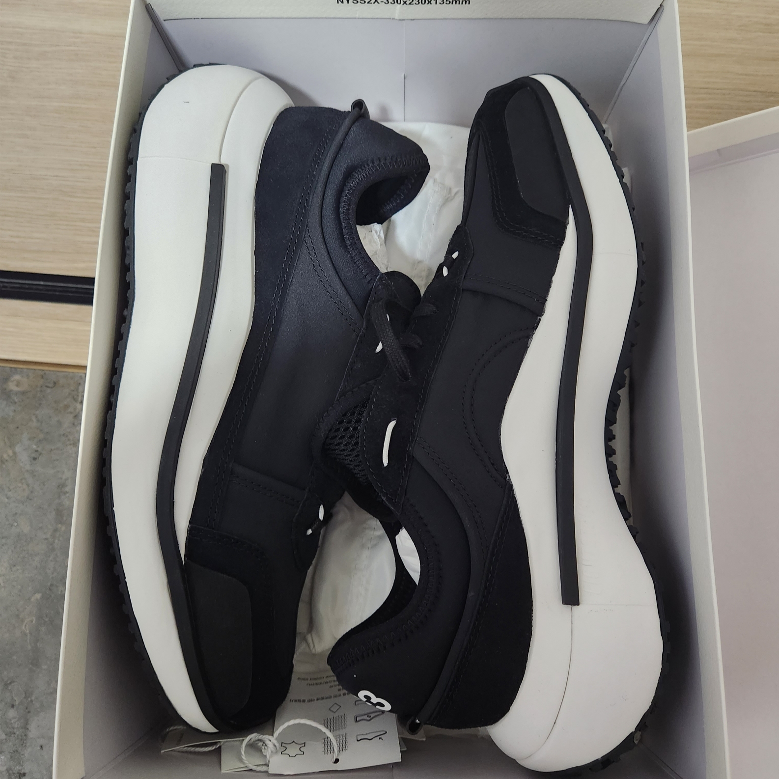 Y-3 Ajatu Run Black White 착용 스타일 - 2