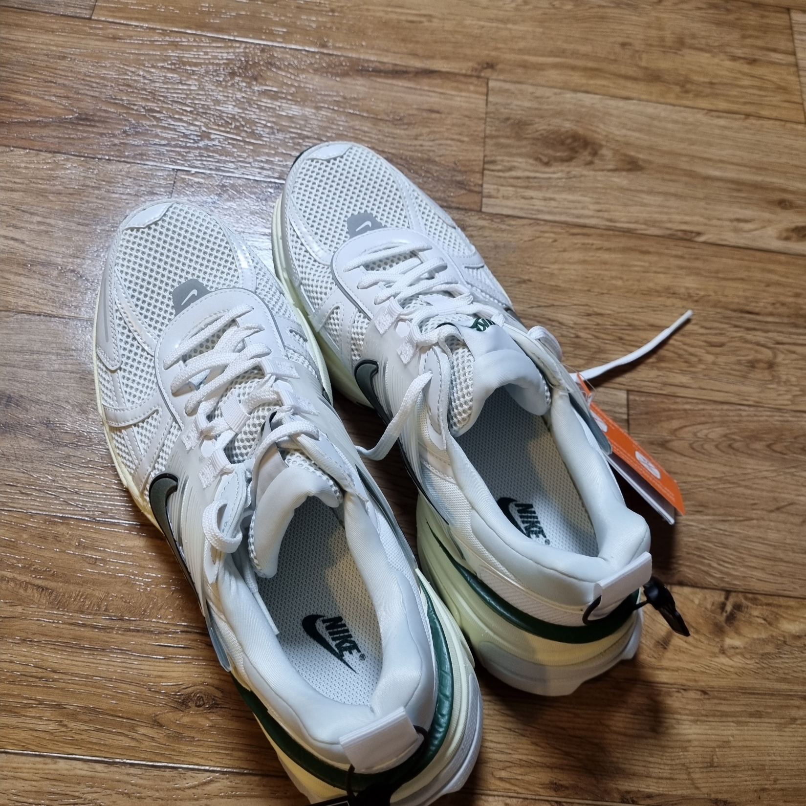 Nike V2K Run White Fir 착용 스타일 - 2