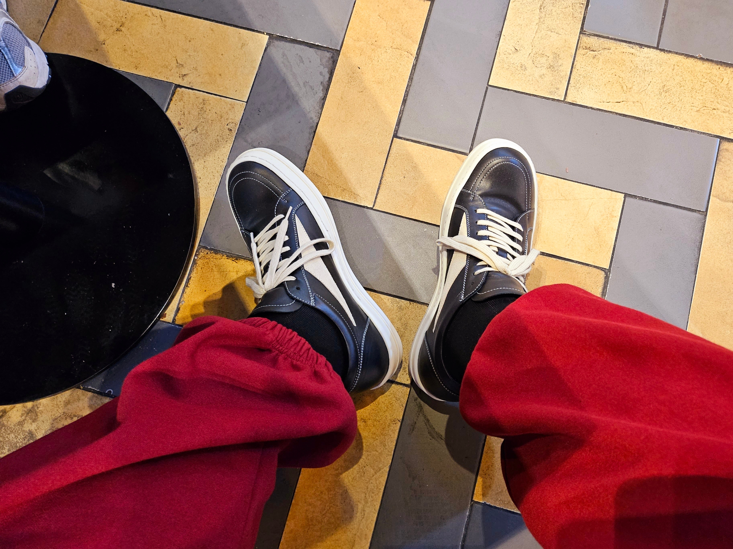 Rick Owens Luxor Vintage Sneakers Black Milk 착용 스타일 - 3