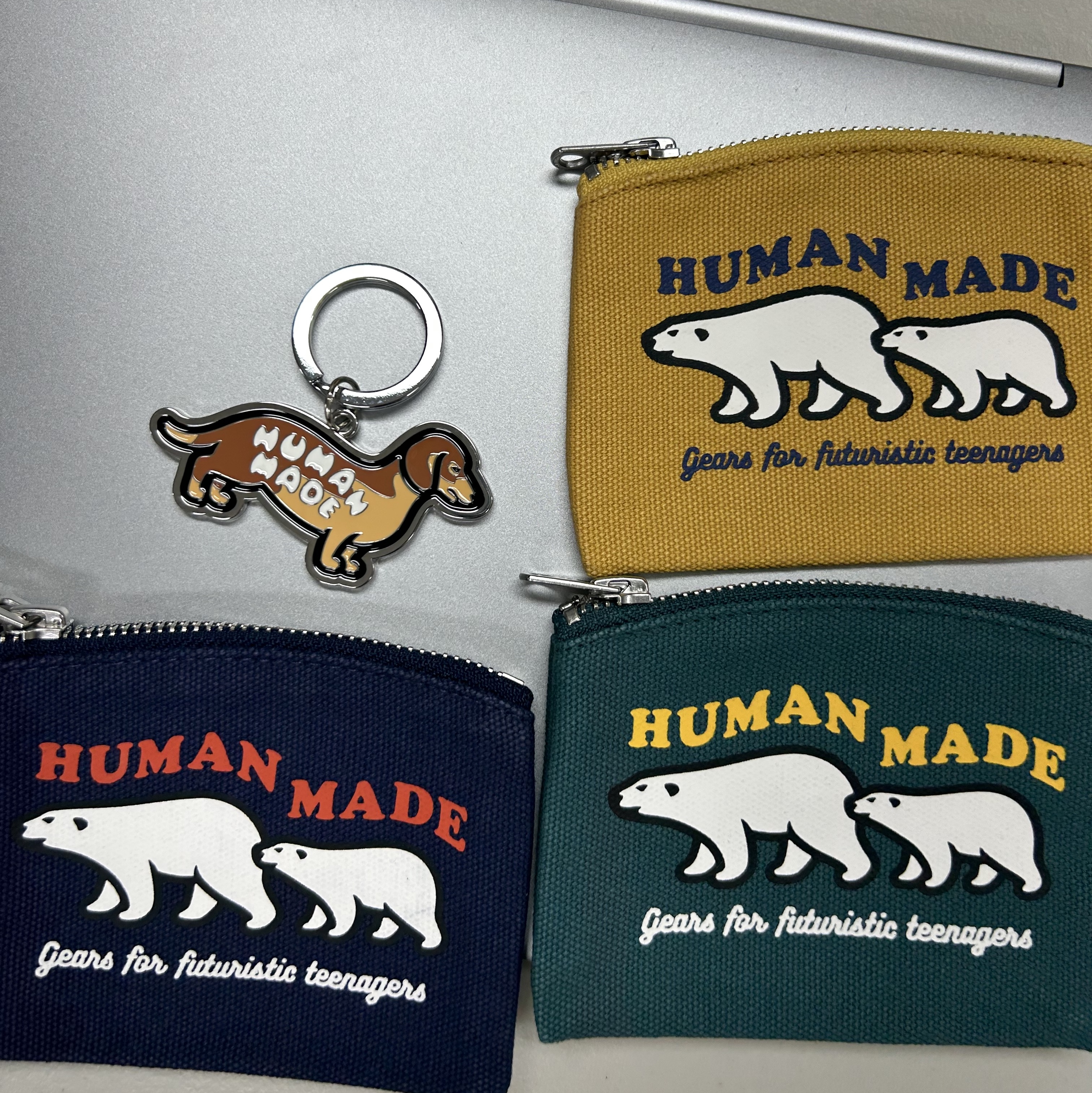 Human Made Dachs Keyring Brown, Human Made Card Case Beige 착용 스타일